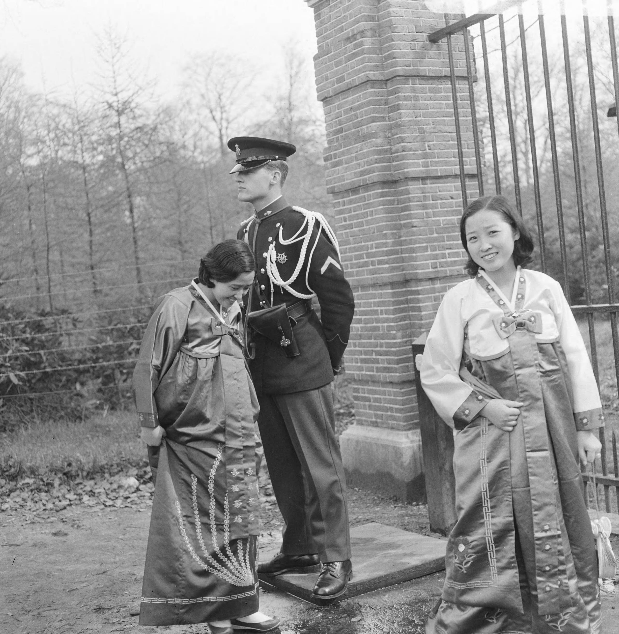 Fotocollectie Anefo — Koreaanse meisjes bij Drakenstein brachten sokjes — Foto: Nijs, Jac. de / Anefo. Licentie: Set B: Rechtenvrij / Publiek Domein. Bron: Nationaal Archief. http://hdl.handle.net/10648/ab1553b6-d0b4-102d-bcf8-003048976d84