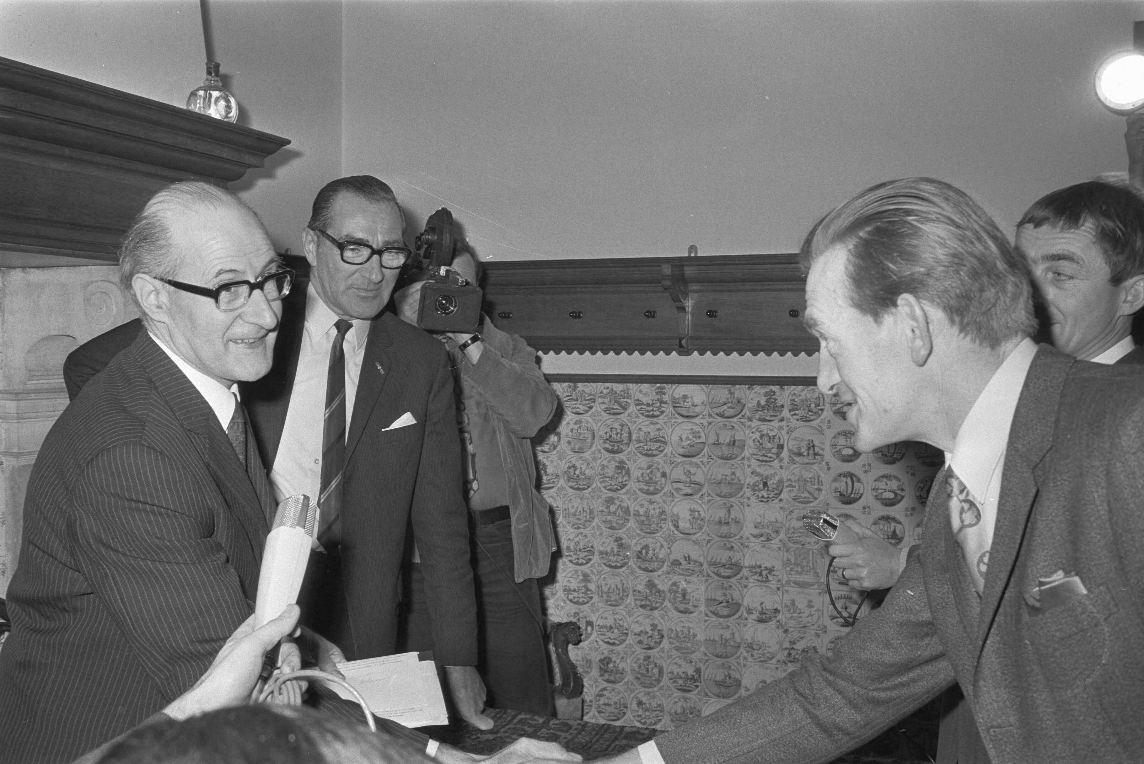 Fotocollectie Anefo — Minister Schut en staatssecretaris Haex spreken met bestuur provincie Groningen over militair oefenterrein, in provinciehuis, Groningen; nr. 9A: links minister — Foto: Peters, Hans / Anefo. Licentie: Set B: Rechtenvrij / Publiek Domein. Bron: Nationaal Archief. http://hdl.handle.net/10648/abb336e4-d0b4-102d-bcf8-003048976d84