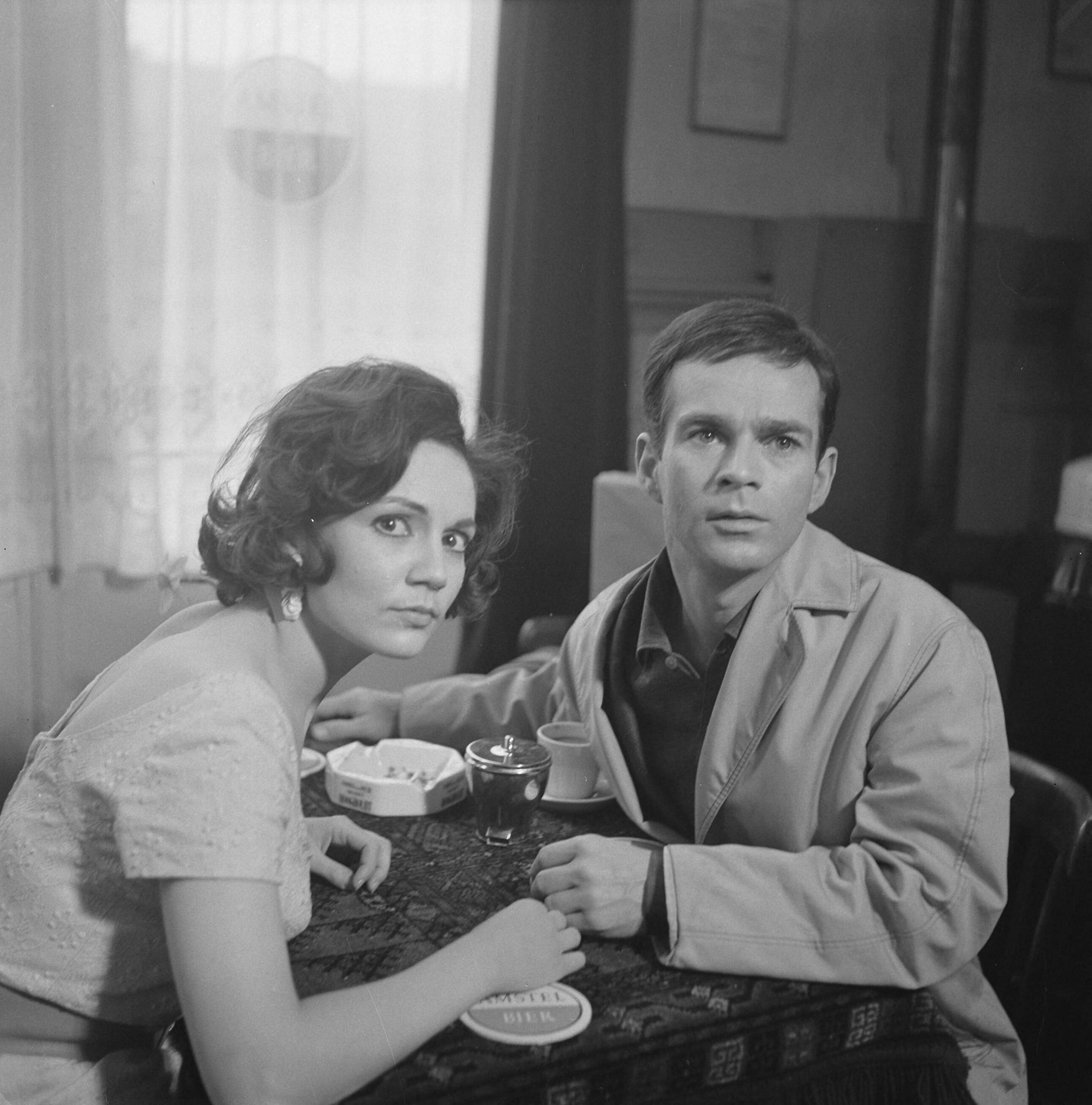 Fotocollectie Anefo — Nederlandse speelfilm "De Vergeten Medeminnaar" (regie: Giovanni Korporaal). Eerste opname in Aerdenhout. Scène uit de film met Thérèse Steinmetz en Henk van Ulsen — Foto: Nijs, Jac. de / Anefo. Licentie: Set B: Rechtenvrij / Publiek Domein. Bron: Nationaal Archief. http://hdl.handle.net/10648/aa366c32-d0b4-102d-bcf8-003048976d84