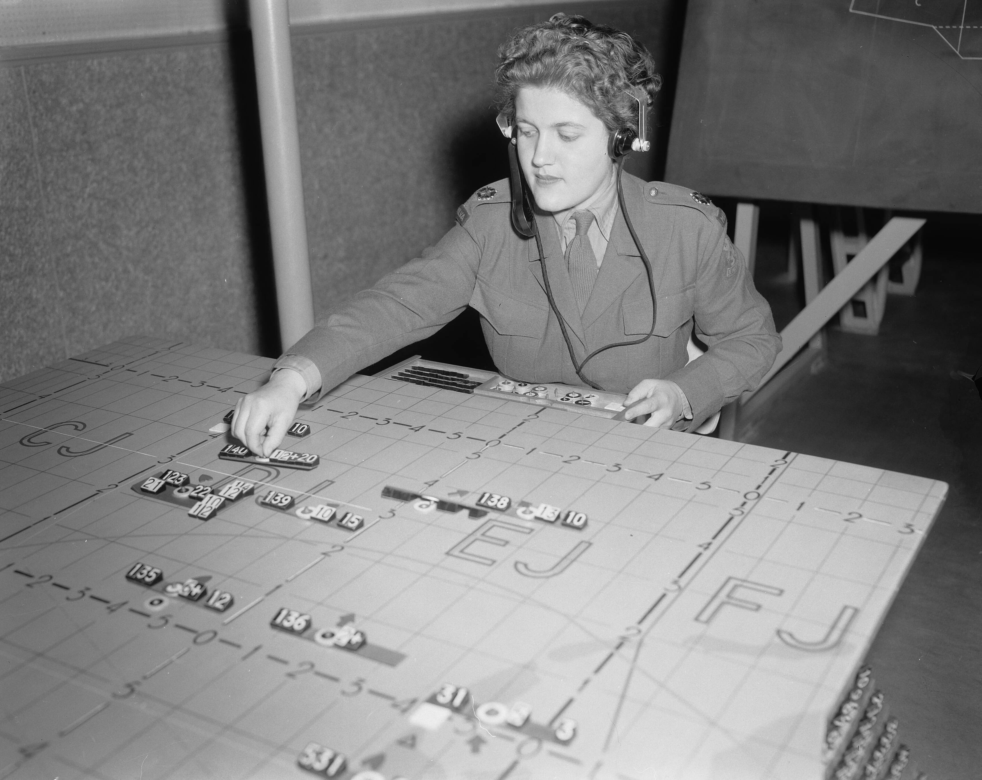 Fotocollectie Anefo — Opleiding reserve Milvas te Den Haag. Uitzetten vliegroutes — Foto: Pot, Harry / Anefo. Licentie: Set B: Rechtenvrij / Publiek Domein. Bron: Nationaal Archief. http://hdl.handle.net/10648/a9541b70-d0b4-102d-bcf8-003048976d84