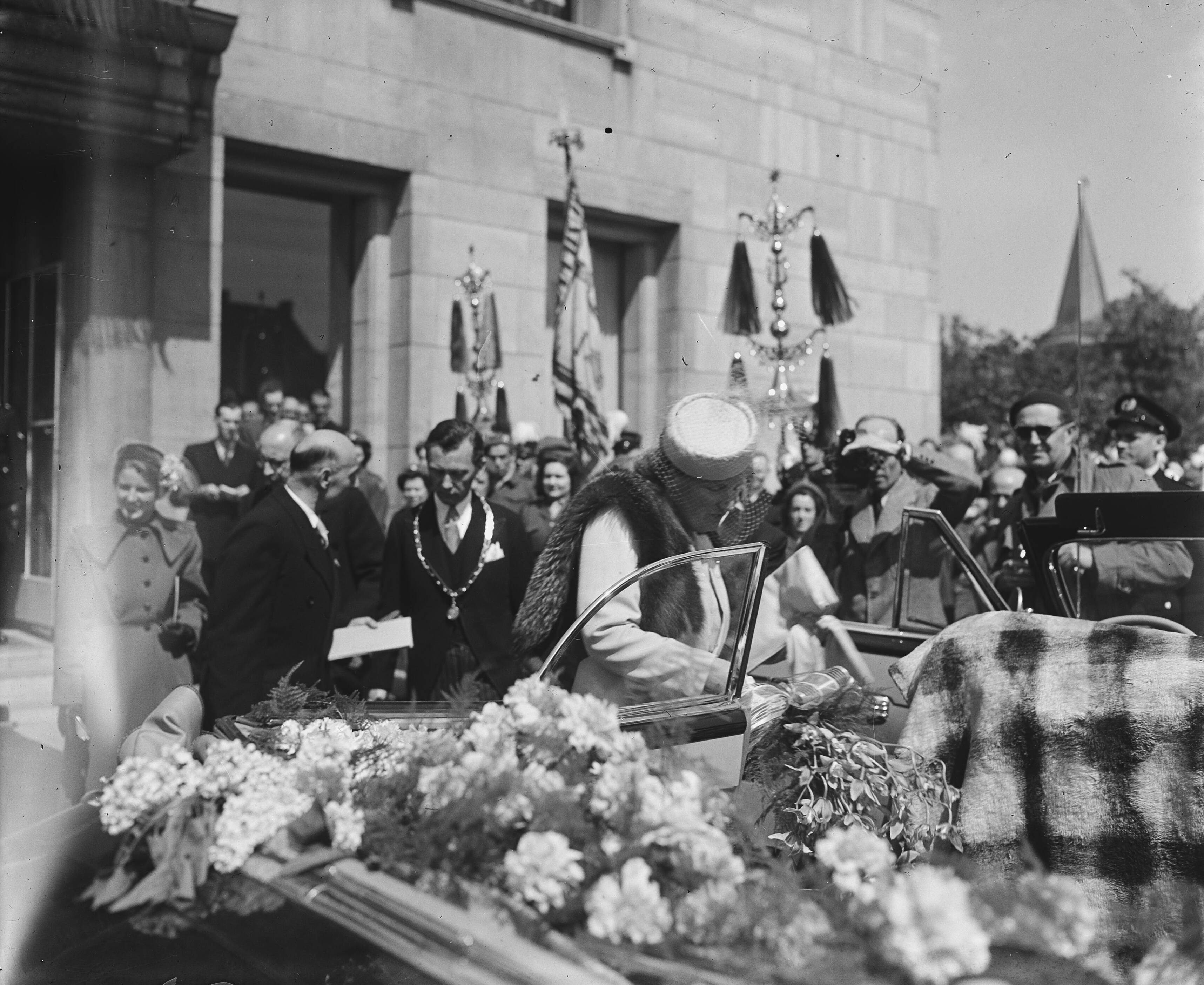 Fotocollectie Anefo — Prinses Juliana bezoekt stadhuis te Heerlen. Prinses gaat in auto — Foto: Snikkers, Anton / Anefo. Licentie: Set B: Rechtenvrij / Publiek Domein. Bron: Nationaal Archief. http://hdl.handle.net/10648/a8b5d76c-d0b4-102d-bcf8-003048976d84