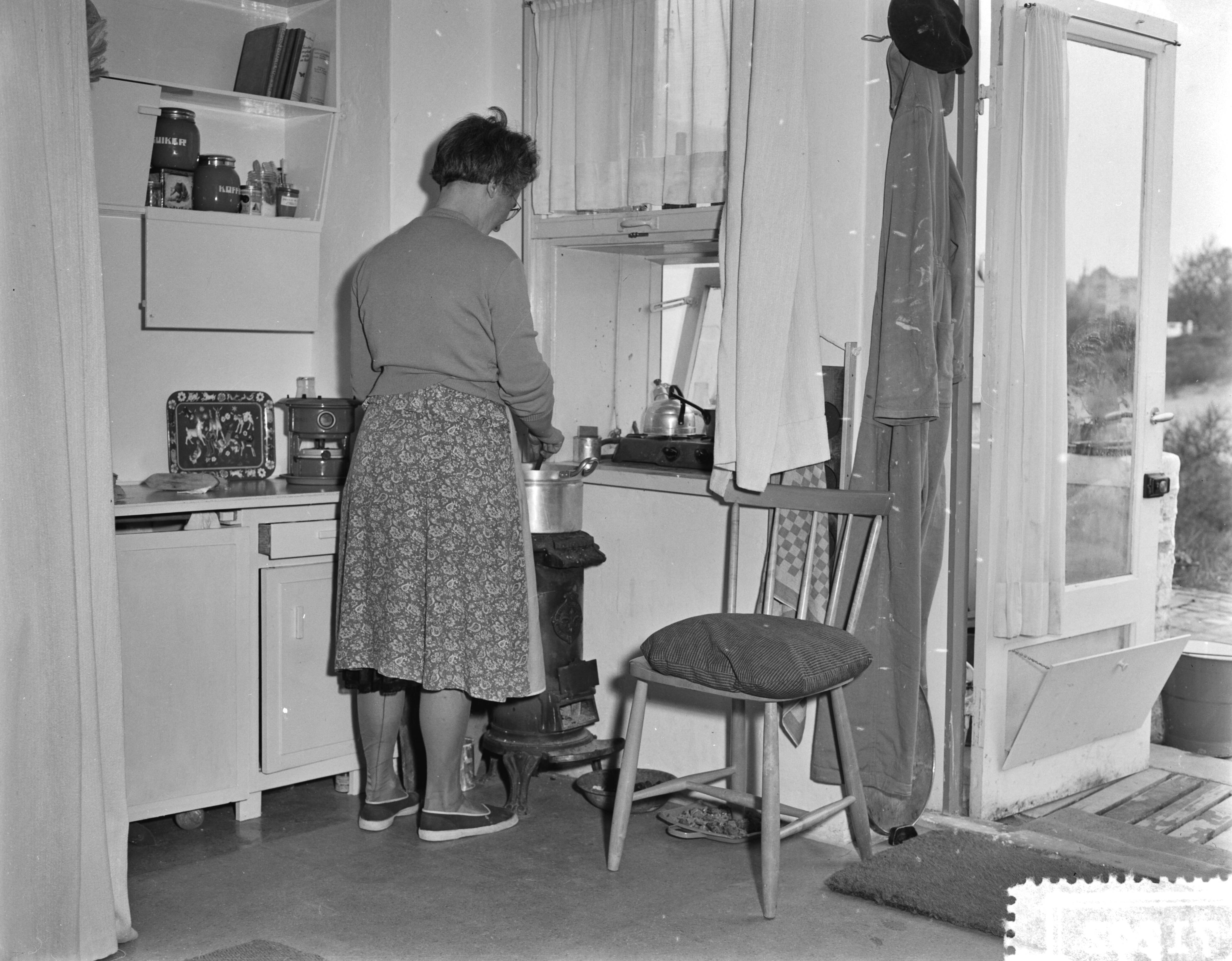 Fotocollectie Anefo — In de Zandvoortse duinen worden de nog bestaande bunkers van de Atlantikwall thans bewoond als zomer- of weekendverblijf. Koken op een kachteltje in de "woning" — Foto: Pot, Harry / Anefo. Licentie: Set B: Rechtenvrij / Publiek Domein. Bron: Nationaal Archief. http://hdl.handle.net/10648/a934c4dc-d0b4-102d-bcf8-003048976d84