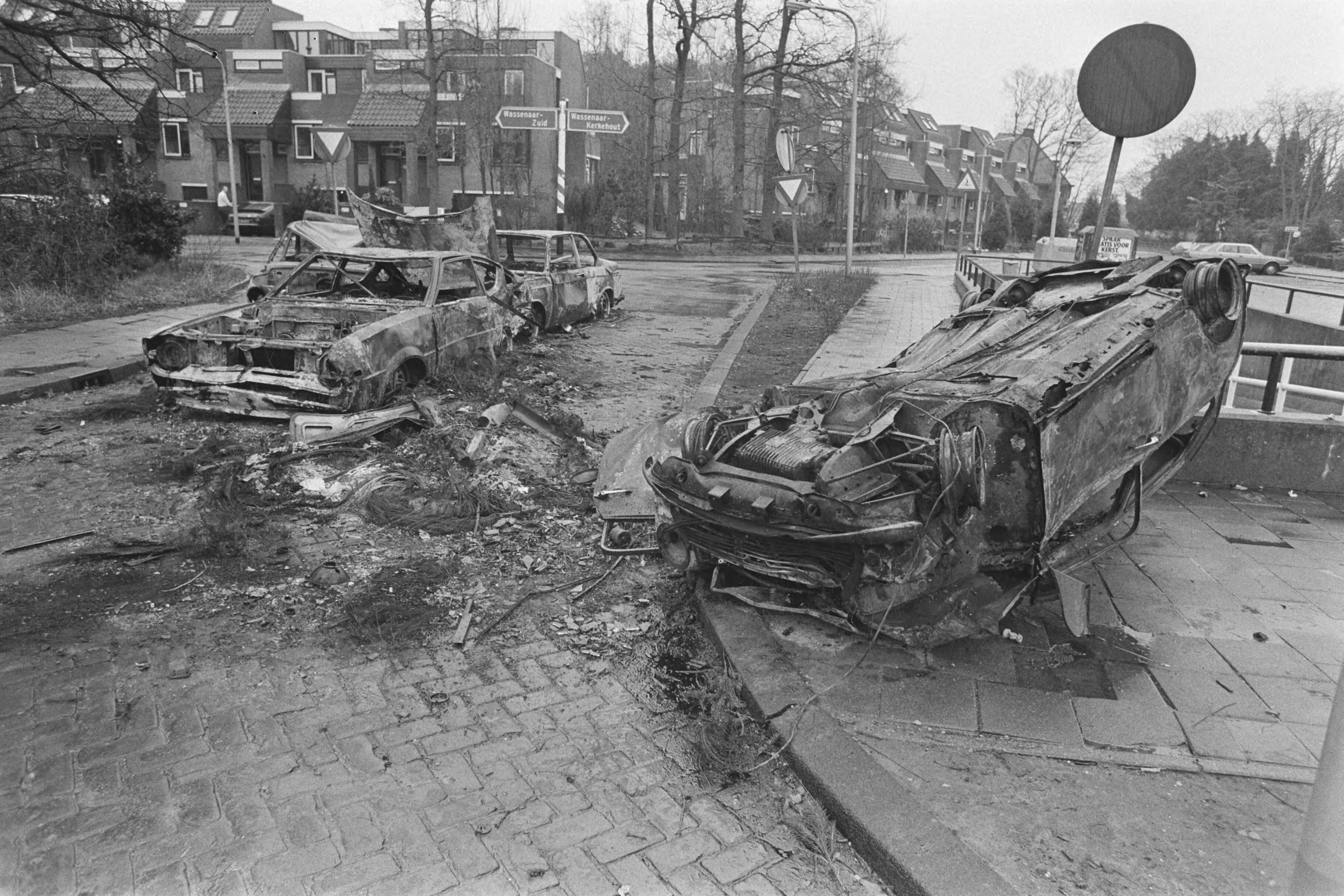 Fotocollectie Anefo — Brandweer bij uitgebrande autos in Wassenaar — Foto: Bogaerts, Rob / Anefo. Licentie: Set B: Rechtenvrij / Publiek Domein. Bron: Nationaal Archief. http://hdl.handle.net/10648/ad5b225e-d0b4-102d-bcf8-003048976d84