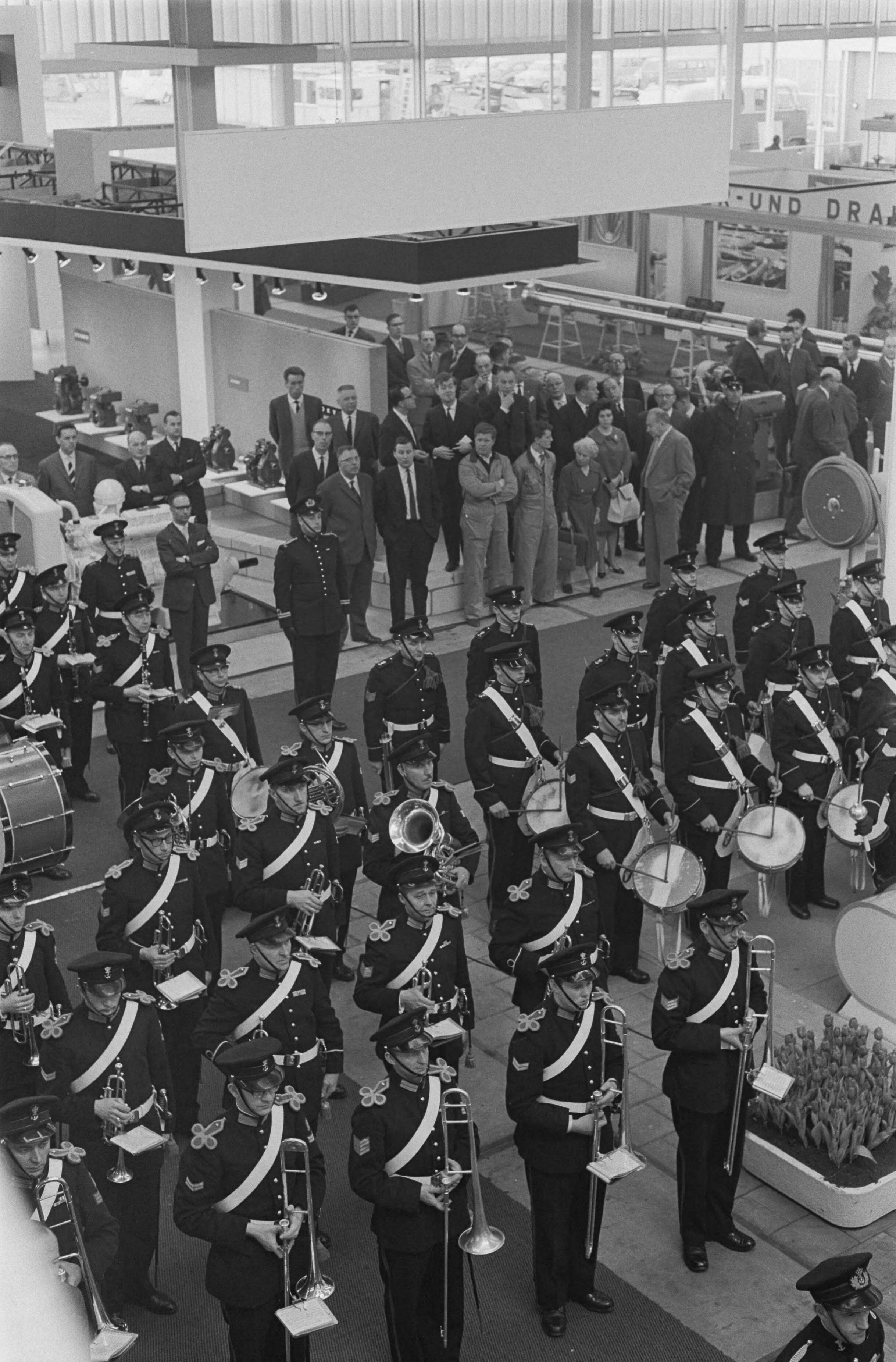 Fotocollectie Anefo — Minister van Economische Zaken drs. J.W. de Pous heeft de Voorjaarsbeurs in Utrecht geopend. Overzi ht met muziekkorps — Foto: Pot, Harry / Anefo. Licentie: Set B: Rechtenvrij / Publiek Domein. Bron: Nationaal Archief. http://hdl.handle.net/10648/aa2d42b0-d0b4-102d-bcf8-003048976d84
