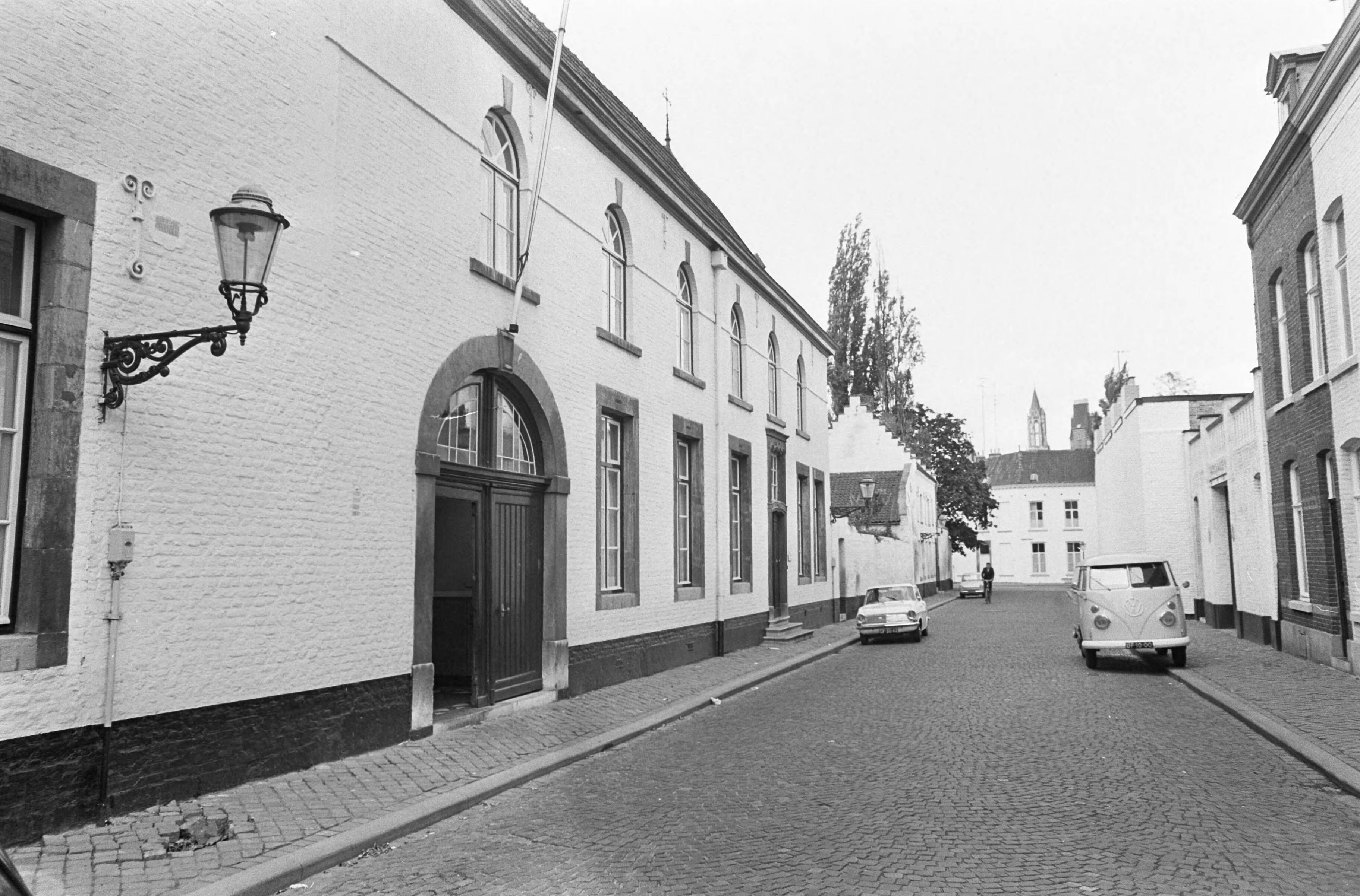 Fotocollectie Anefo — Maastricht, stadsgezichten. Nieuwenhof — Foto: Nijs, Jac. de / Anefo. Licentie: Set B: Rechtenvrij / Publiek Domein. Bron: Nationaal Archief. http://hdl.handle.net/10648/ab291bee-d0b4-102d-bcf8-003048976d84