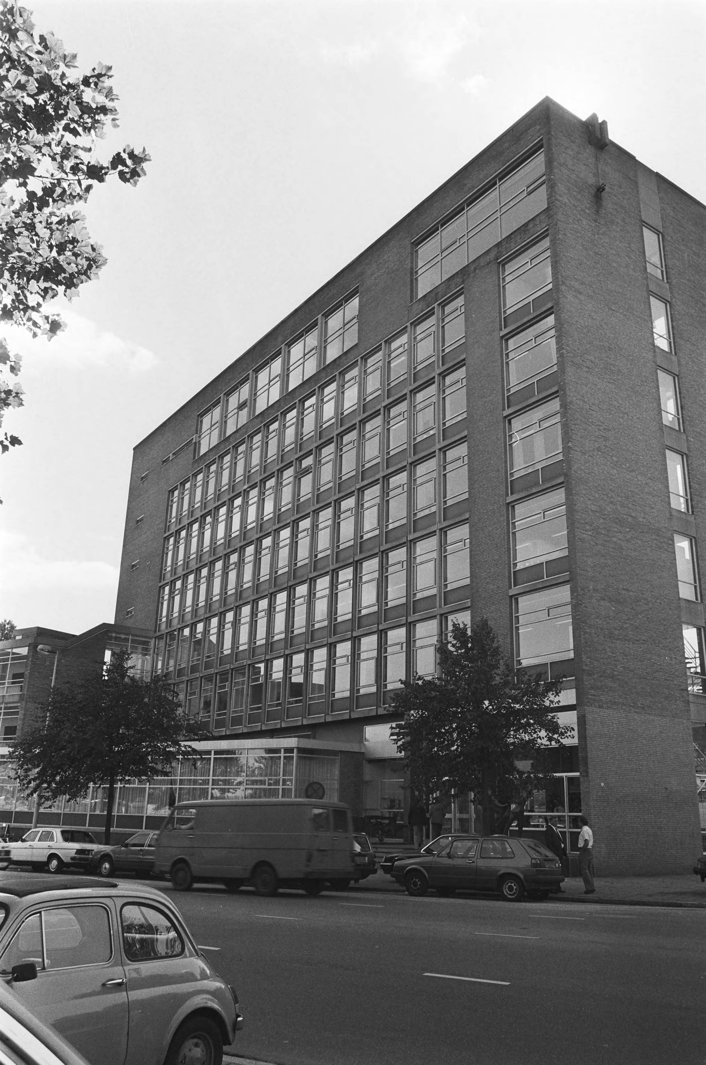Fotocollectie Anefo — Opdracht Financieel Dagblad , opening nieuwe Gewestelijk Arbeidsbureau in Den Haag , exterieur — Foto: Croes, Rob C. / Anefo. Licentie: Set B: Rechtenvrij / Publiek Domein. Bron: Nationaal Archief. http://hdl.handle.net/10648/ad4a14fa-d0b4-102d-bcf8-003048976d84