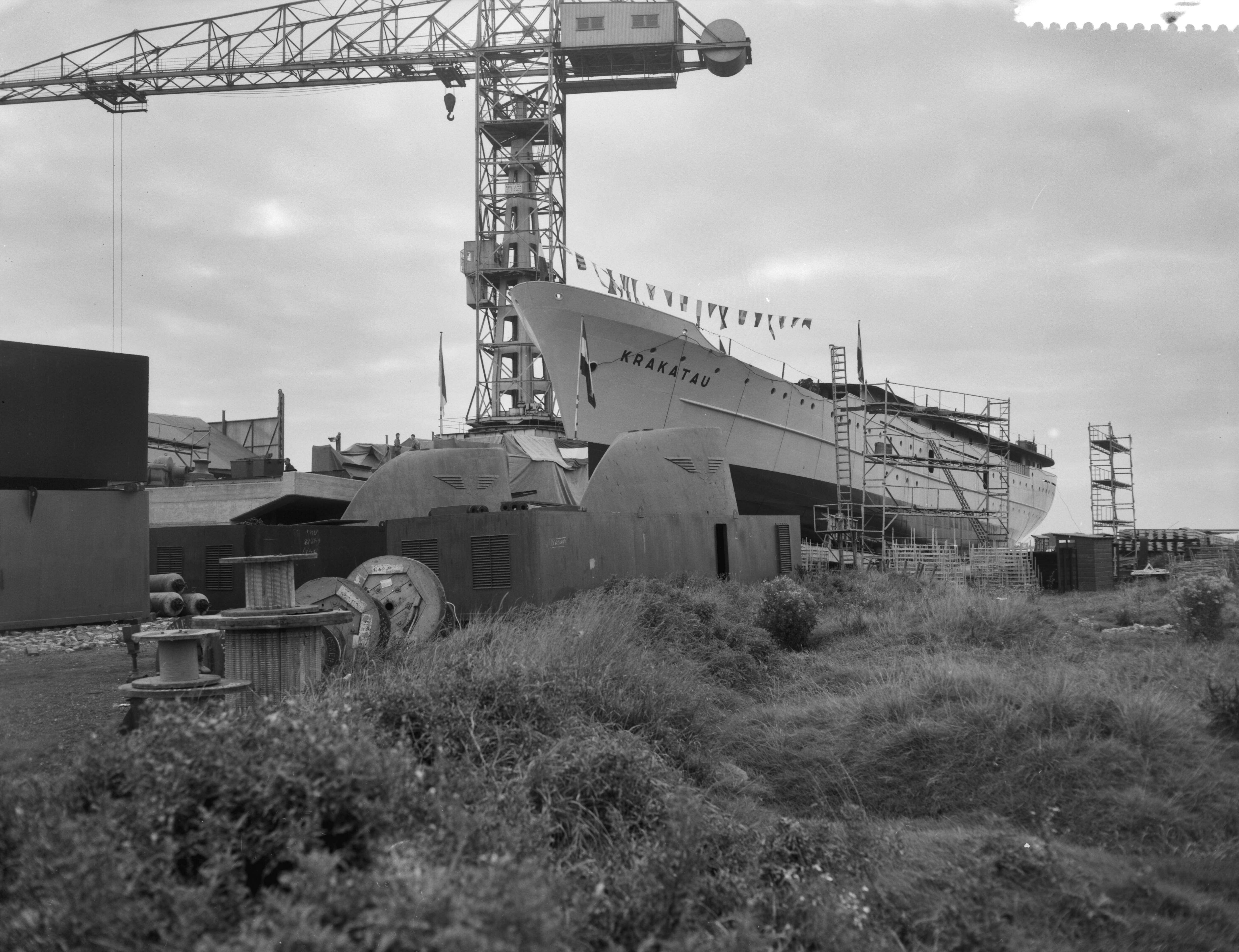 Fotocollectie Anefo — Tewaterlating dubbelschroefveerschip "Krakatau" bij de Zaanlandse Scheepsbouw Mij. — Foto: Bilsen, Joop van / Anefo. Licentie: Set B: Rechtenvrij / Publiek Domein. Bron: Nationaal Archief. http://hdl.handle.net/10648/a99dc4b4-d0b4-102d-bcf8-003048976d84