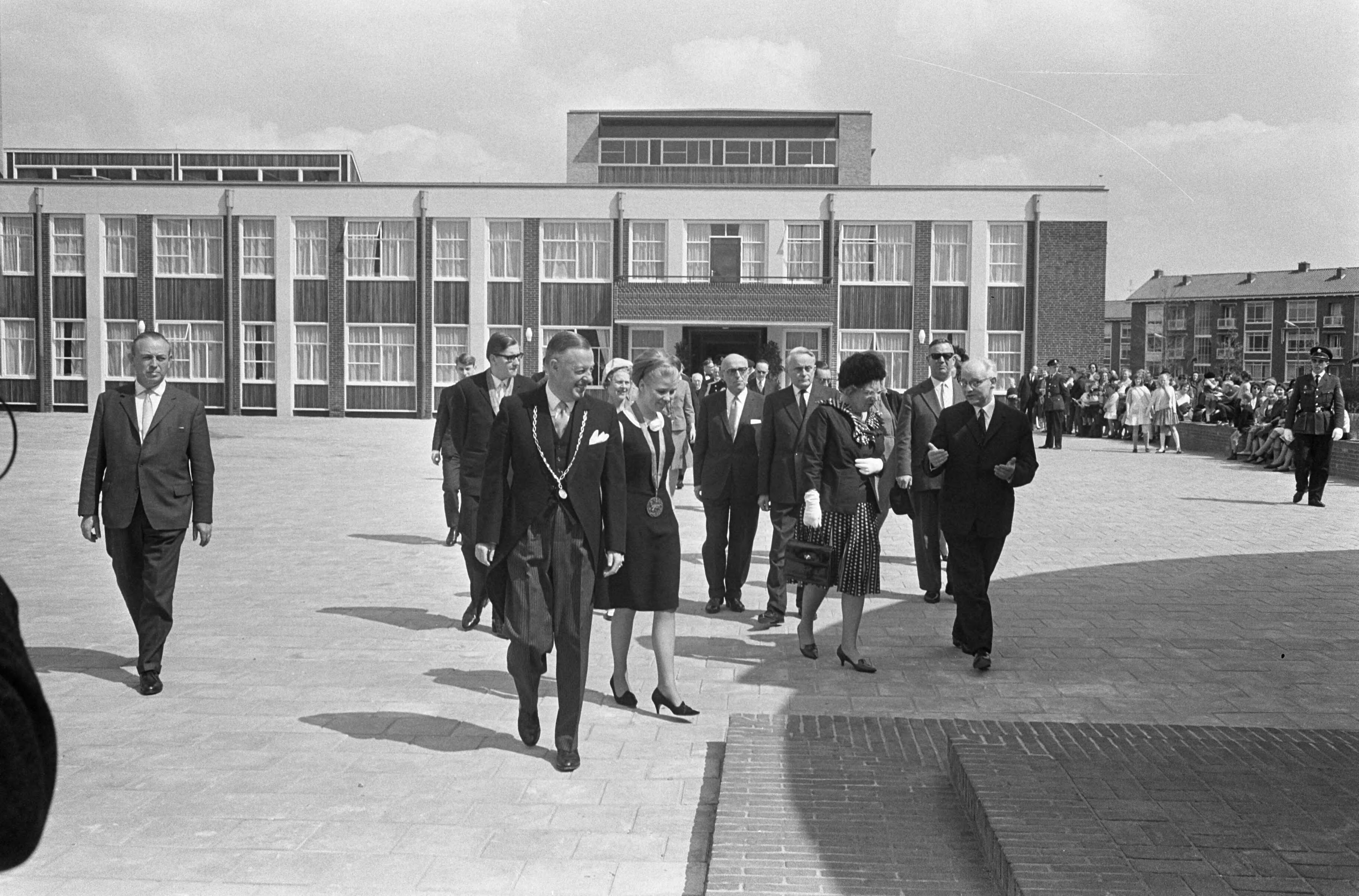 Fotocollectie Anefo — Koningin Juliana in Voorburg, Opening St. Maartenslyceum. Aankomst bij school — Foto: Koch, Eric / Anefo. Licentie: Set B: Rechtenvrij / Publiek Domein. Bron: Nationaal Archief. http://hdl.handle.net/10648/aae7498a-d0b4-102d-bcf8-003048976d84