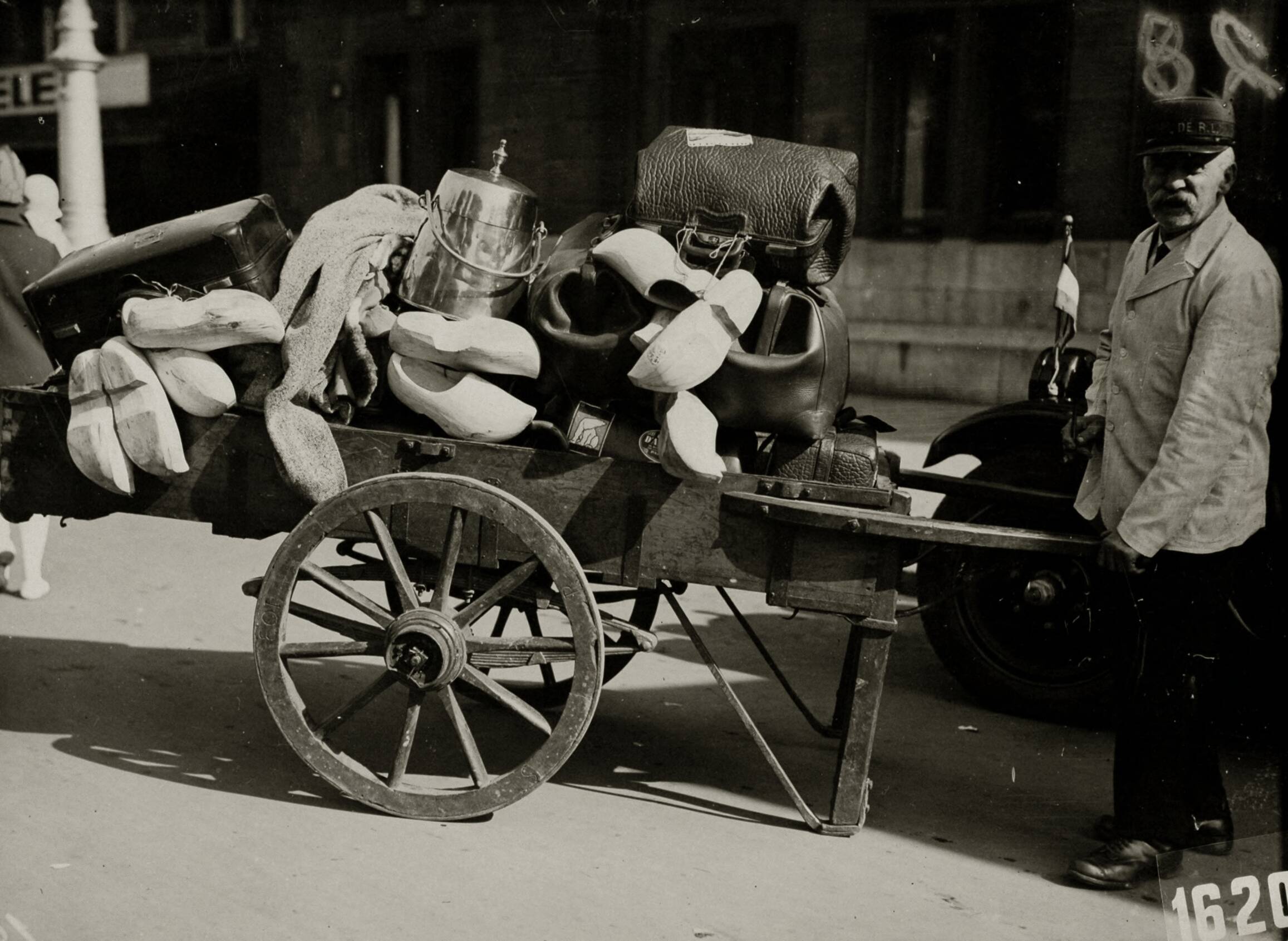 Sport — Sport. Olympische Spelen 1928 Amsterdam, Nederland : Een kruier ten tijde van de spelen. — Foto: Fotograaf Onbekend / Algemeen Fotobureau Amsterdam / Spaarnestad Photo (05887). Licentie: Set B: Rechtenvrij / Publiek Domein. Bron: Nationaal Archief. http://hdl.handle.net/10648/35429da6-d6bf-a382-e063-6df0900a6686