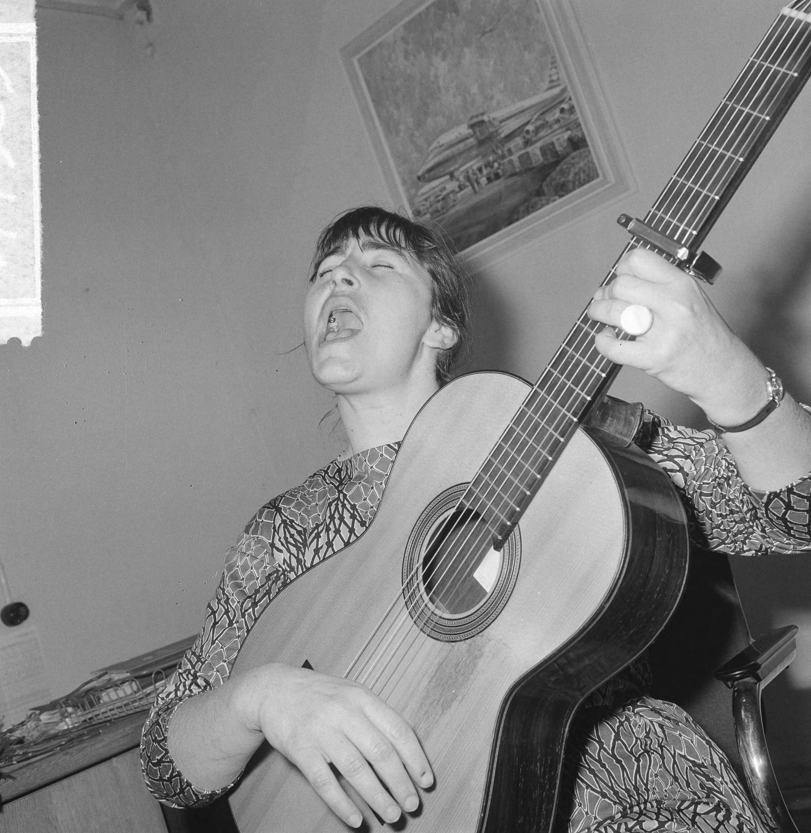 Fotocollectie Anefo — Aankomst Ariva Semadar (Israelische zangeres) op Schiphol. Aviva zingt en begeleidt zichzelf met gitaar — Foto: Nijs, Jac. de / Anefo. Licentie: Set B: Rechtenvrij / Publiek Domein. Bron: Nationaal Archief. http://hdl.handle.net/10648/aaa9887a-d0b4-102d-bcf8-003048976d84