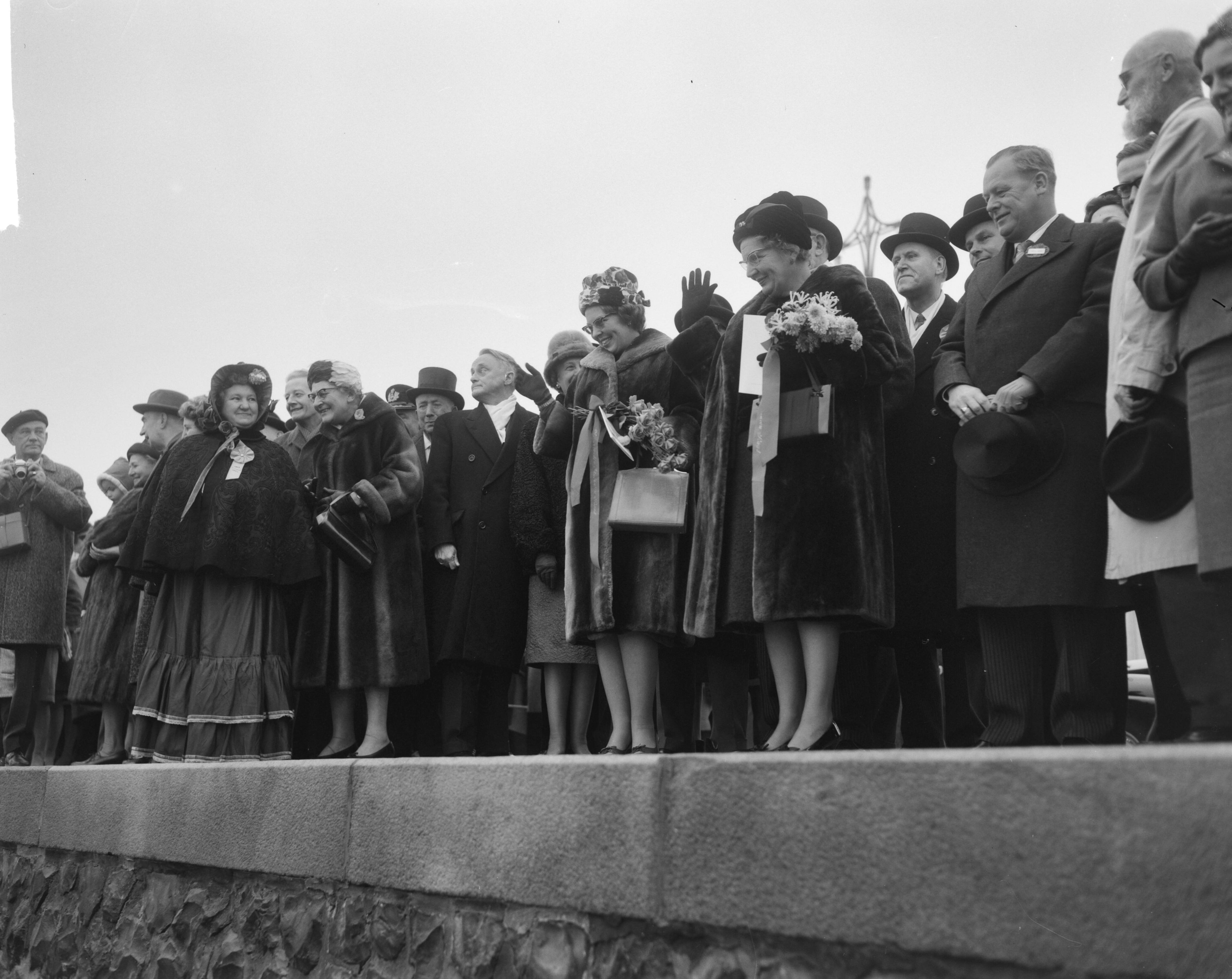 Fotocollectie Anefo — Te Scheveningen ia de landing en intocht van prins Willem Frederik in 1813 herdacht. Rechts tussen publiek prinses Beatrix en koningin Juliana. In het midden (met witte shawl) Commissaris der Koningin in Zuid-Holland, mr. J. Klaasesz — Foto: Bilsen, Joop van / Anefo. Licentie: Set B: Rechtenvrij / Publiek Domein. Bron: Nationaal Archief. http://hdl.handle.net/10648/aa500f98-d0b4-102d-bcf8-003048976d84