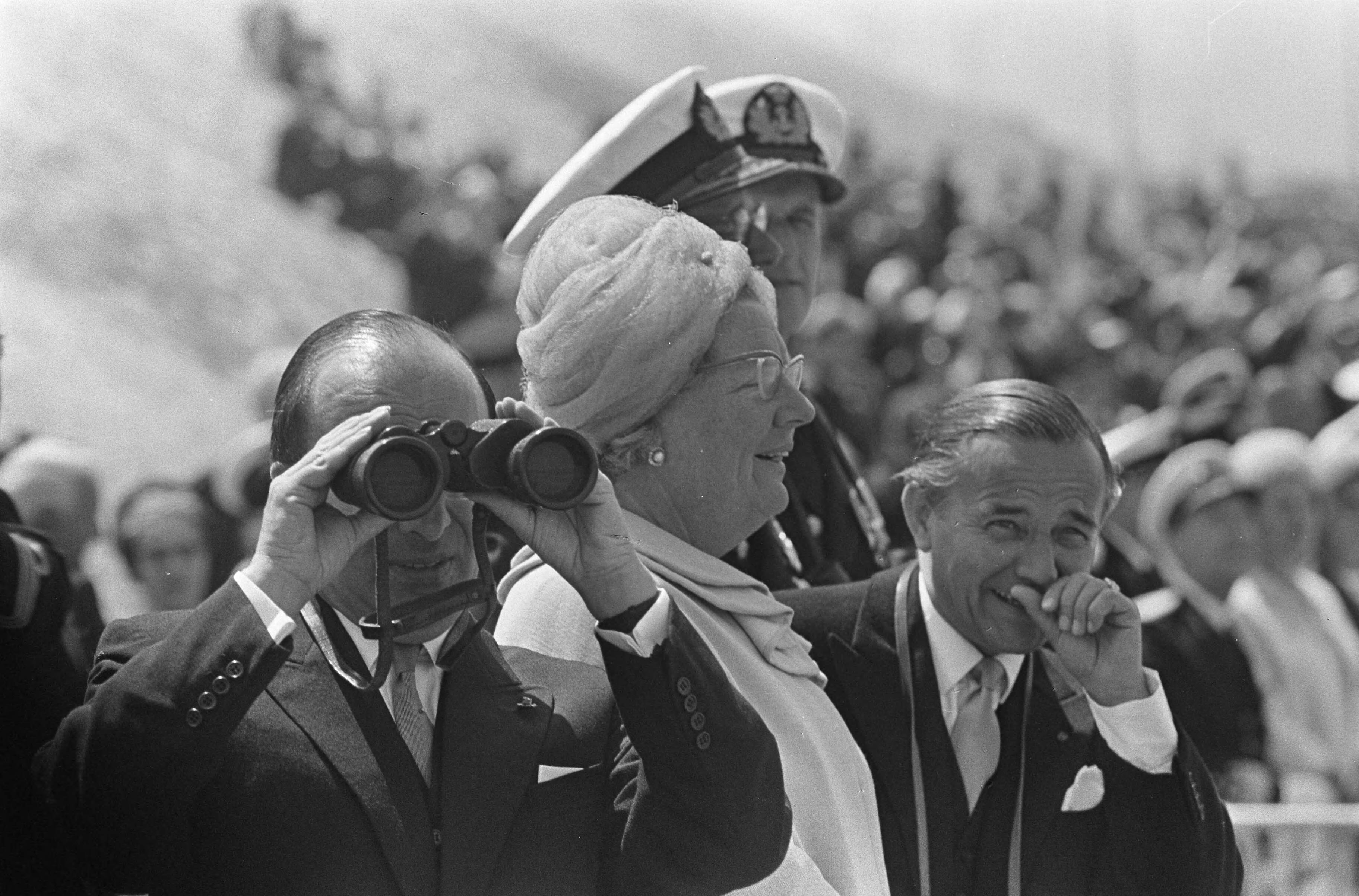 Koningin Juliana onthult het Marinemonument te Scheveningen — Defilé van alle Marine-onderdelen, v.l.n.r. Premier Cals met verrekijker, koningin Juliana en dhr. De Jong — Foto: Koch, Eric / Anefo. Licentie: Set B: Rechtenvrij / Publiek Domein. Bron: Nationaal Archief. http://hdl.handle.net/10648/aaee725a-d0b4-102d-bcf8-003048976d84