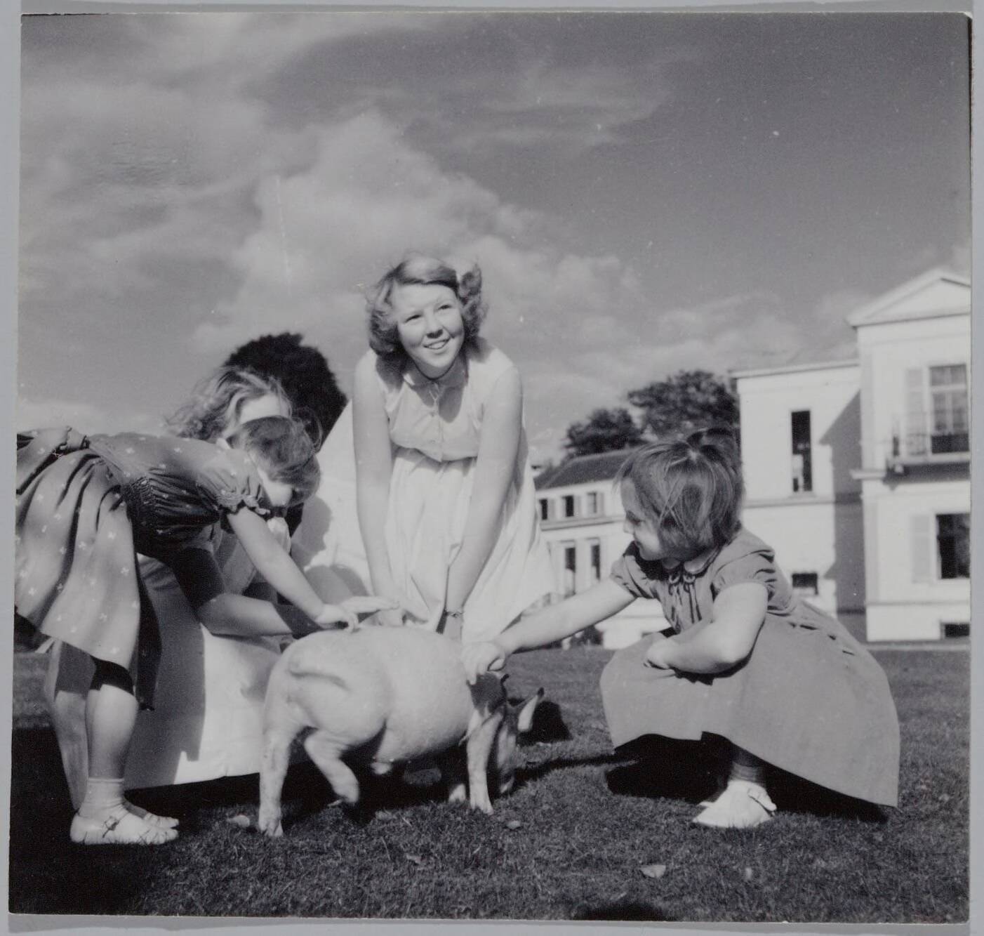 Fotocollectie RVD / Koninklijk Huis — De prinsessen Beatrix, Irene, Margriet en Marijke met een varken bij Paleis Soestdijk — Foto: Onbekend / RVD. Licentie: Set B: Rechtenvrij / Publiek Domein. Bron: Nationaal Archief. http://hdl.handle.net/10648/afb04f52-d0b4-102d-bcf8-003048976d84
