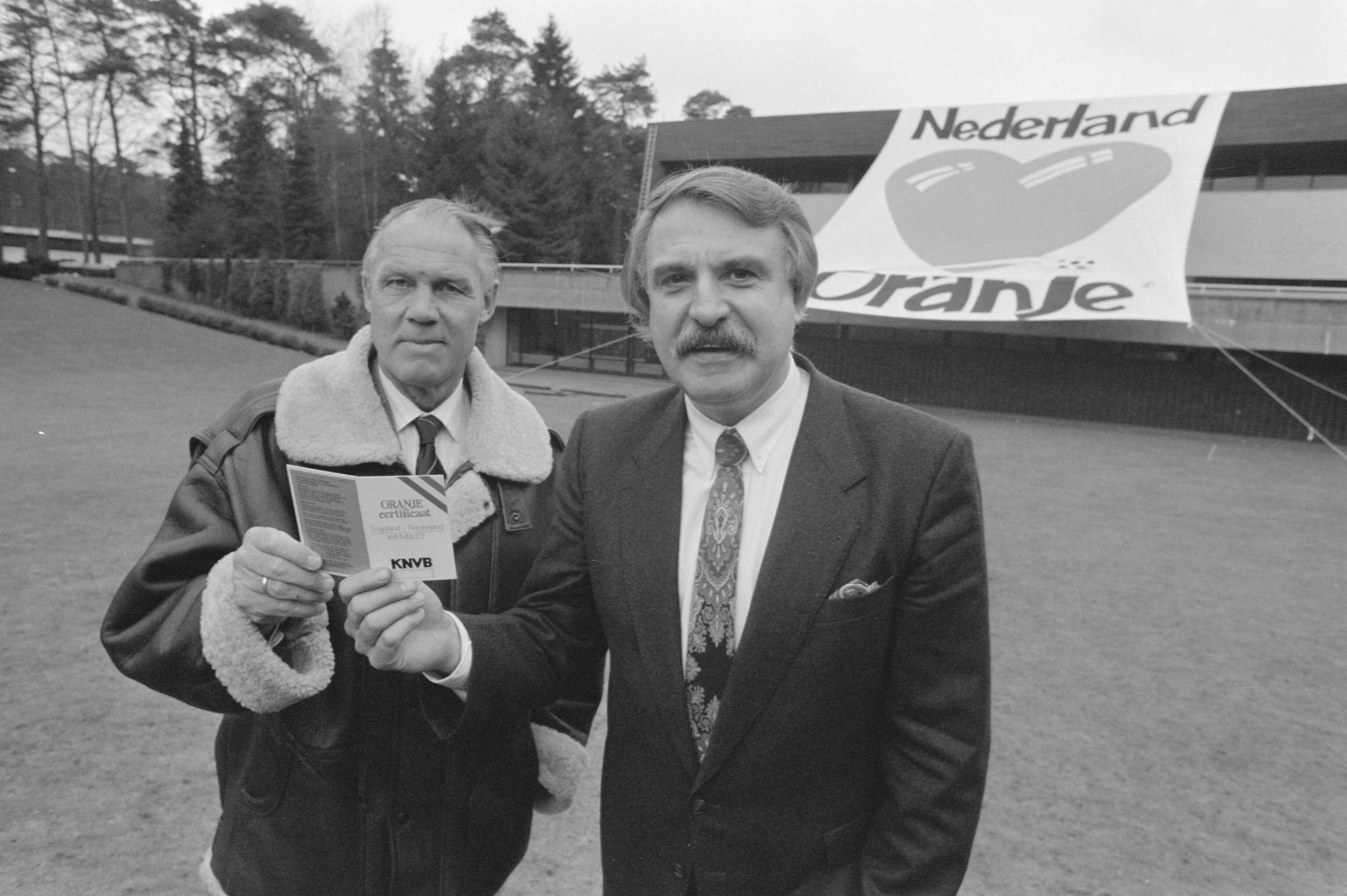 Fotocollectie Anefo — Zeist, persconferentie KNVB i.v.m. campagne tegen voetbalvandalisme (met oog op EK West Duitsland ) — Foto: Bogaerts, Rob / Anefo. Licentie: Set B: Rechtenvrij / Publiek Domein. Bron: Nationaal Archief. http://hdl.handle.net/10648/ad689b50-d0b4-102d-bcf8-003048976d84