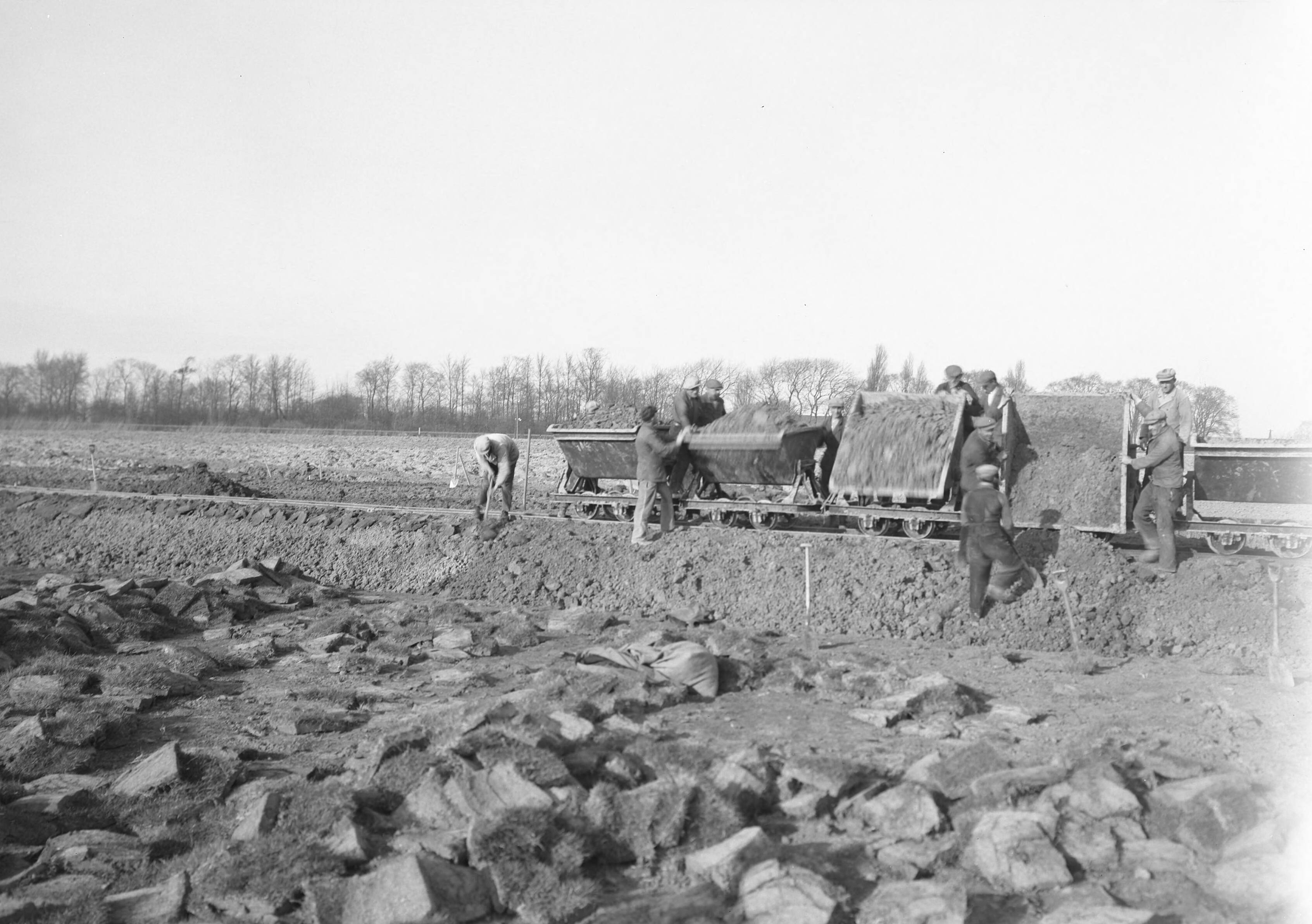 Fotocollectie Nederlandse Heidemaatschappij — Middelburg|Zeeland|ontginning |grondbewerking |egaliseren |bezanden — Foto: Fotograaf Onbekend / Heidemij. Licentie: Set B: Rechtenvrij / Publiek Domein. Bron: Nationaal Archief. http://hdl.handle.net/10648/ae43d18e-d0b4-102d-bcf8-003048976d84