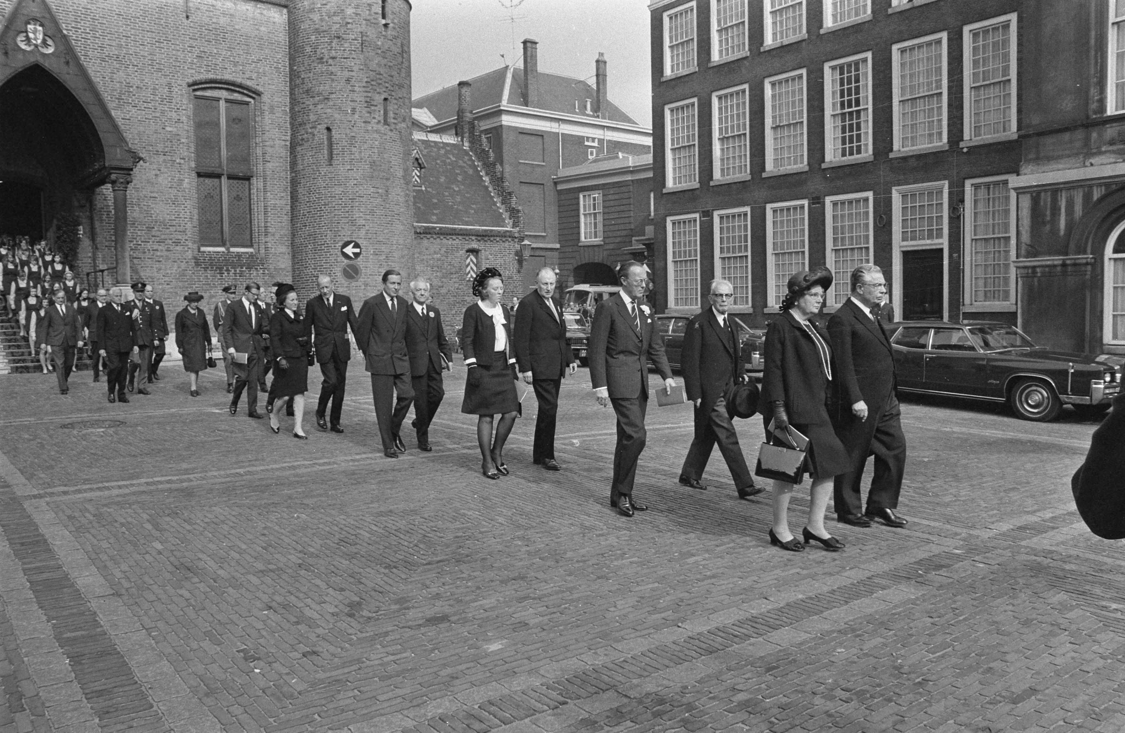 Fotocollectie Anefo — Koninklijke familie bij Nationale dodenherdenking in Ridderzaal, Den Haag ; Koninklijke familie op weg naar gebouw Tweede Kamer — Foto: Koch, Eric / Anefo. Licentie: Set B: Rechtenvrij / Publiek Domein. Bron: Nationaal Archief. http://hdl.handle.net/10648/ab9605ba-d0b4-102d-bcf8-003048976d84