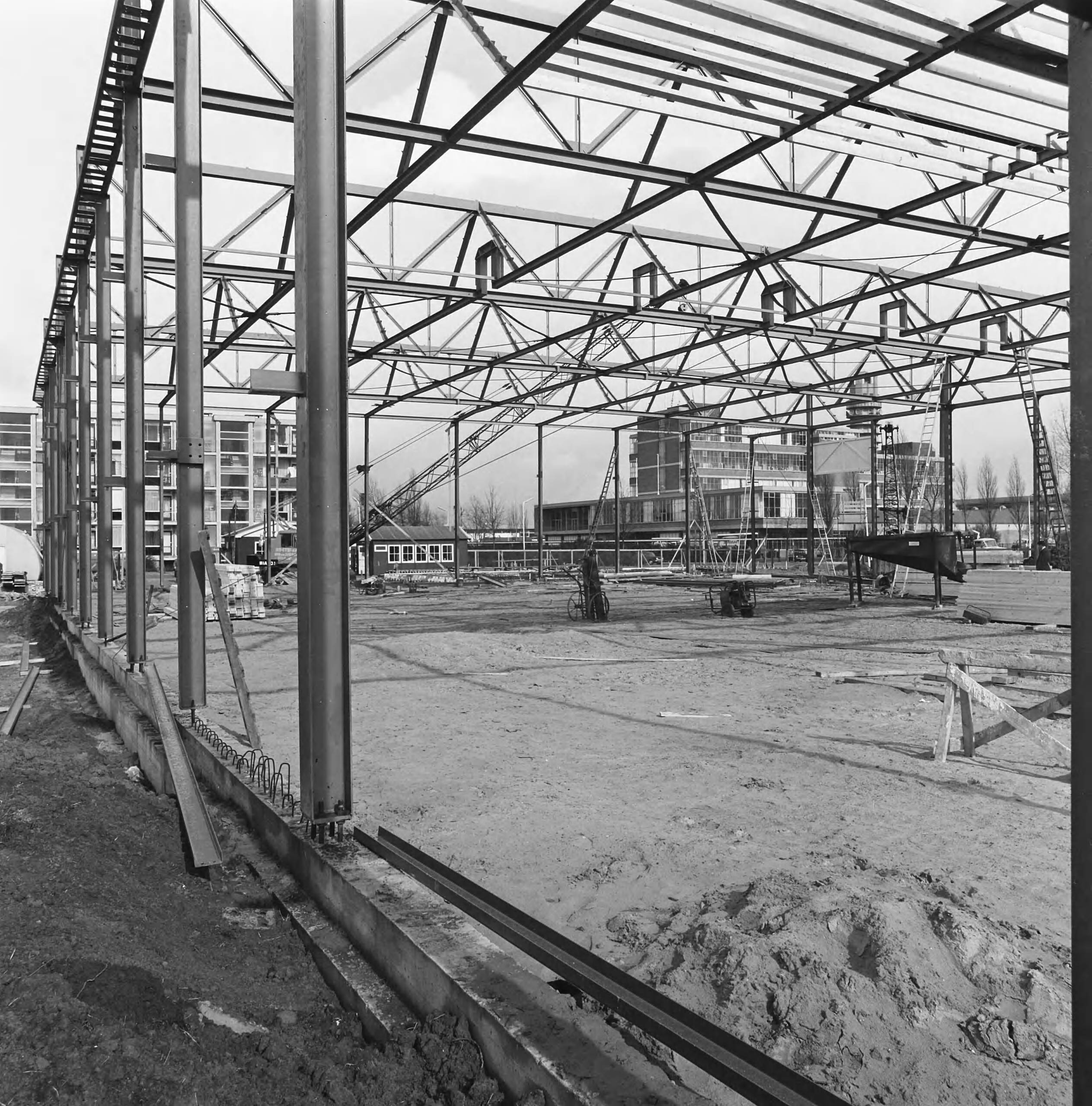 Fotocollectie Nederlandse Heidemaatschappij — Alphen a/d Rijn. Sporthal in aanbouw. Staalconstructie — Foto: Fotograaf Onbekend / Heidemij. Licentie: Set B: Rechtenvrij / Publiek Domein. Bron: Nationaal Archief. http://hdl.handle.net/10648/ae82e7fc-d0b4-102d-bcf8-003048976d84