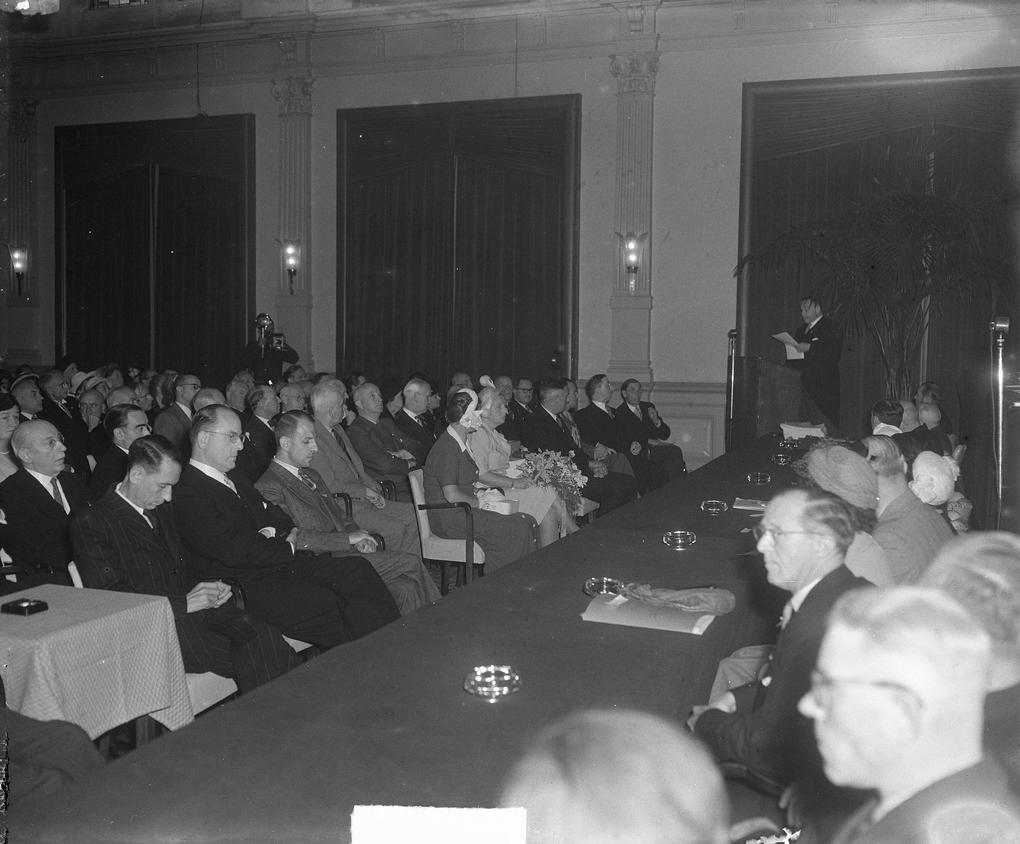 Fotocollectie Anefo — Koningin Juliana is aanwezig bij het wereldcongres Dierenbescherming — Foto: Winterbergen, Rolf / Anefo. Licentie: Set B: Rechtenvrij / Publiek Domein. Bron: Nationaal Archief. http://hdl.handle.net/10648/a8de395a-d0b4-102d-bcf8-003048976d84