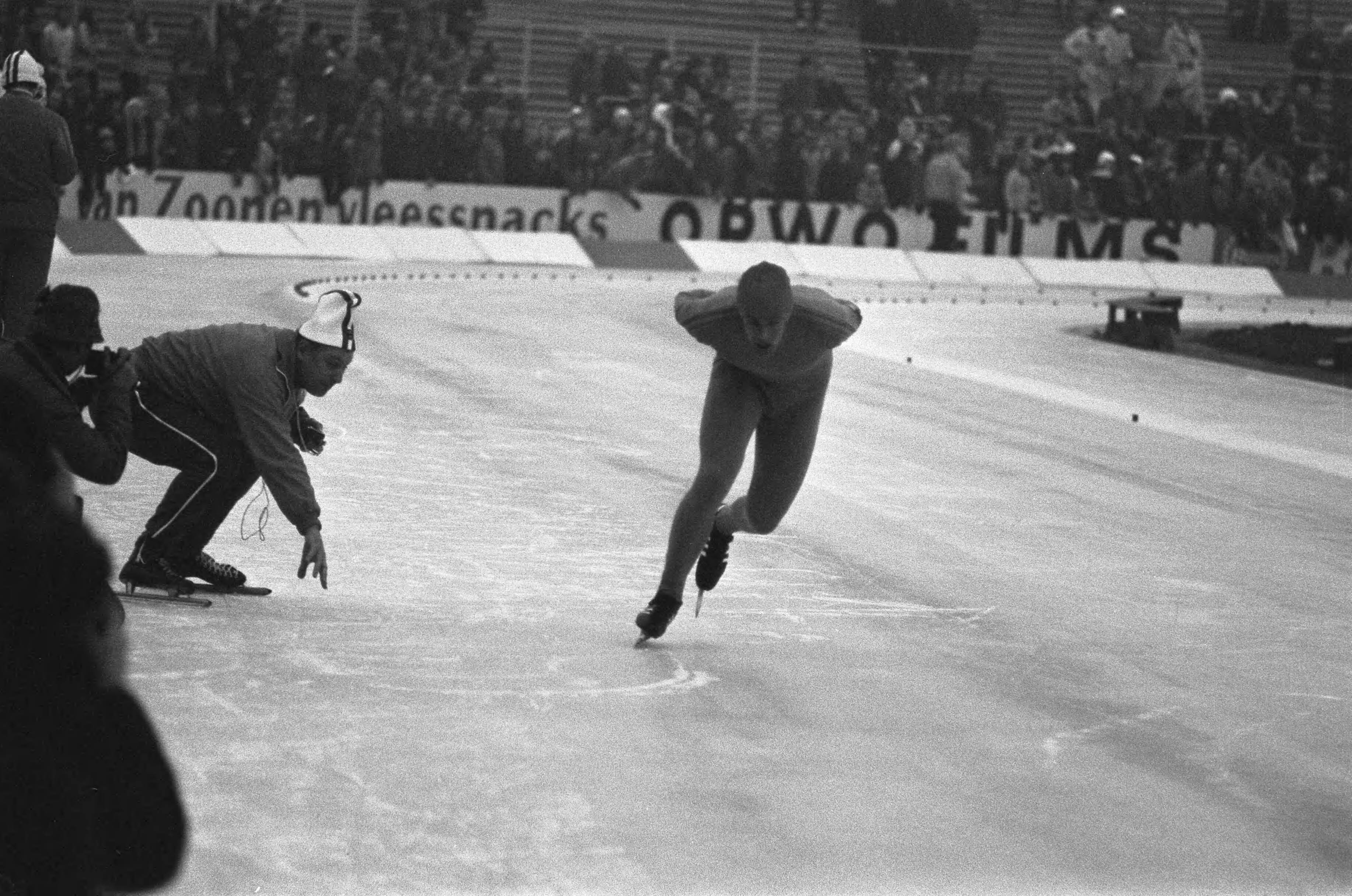 Fotocollectie Anefo — Schaatswedstrijden voor eerste ISSL World Cup voor prof op De Uithof in Den Haag , nummer 11 Schenk — Foto: Verhoeff, Bert / Anefo. Licentie: Set B: Rechtenvrij / Publiek Domein. Bron: Nationaal Archief. http://hdl.handle.net/10648/ac21ca3c-d0b4-102d-bcf8-003048976d84