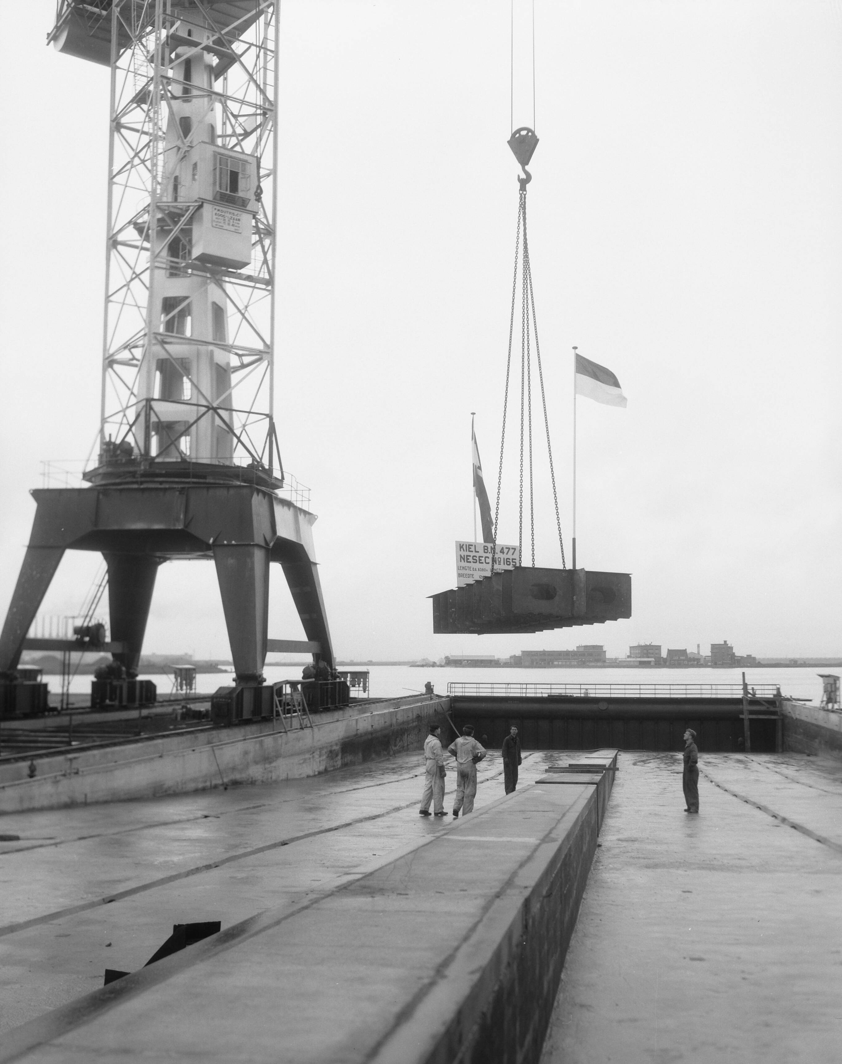 Fotocollectie Anefo — Kiellegging veerschip "Halimun" (bouwnummer 477) voor de Nederlandse Scheepsbouw Export Centrale t.b.v. de Indonesische regering, bij de N.V. Zaanse Scheepsbouw Maatschappij te Zaandam — Foto: Pot, Harry / Anefo. Licentie: Set B: Rechtenvrij / Publiek Domein. Bron: Nationaal Archief. http://hdl.handle.net/10648/a96fd2ac-d0b4-102d-bcf8-003048976d84