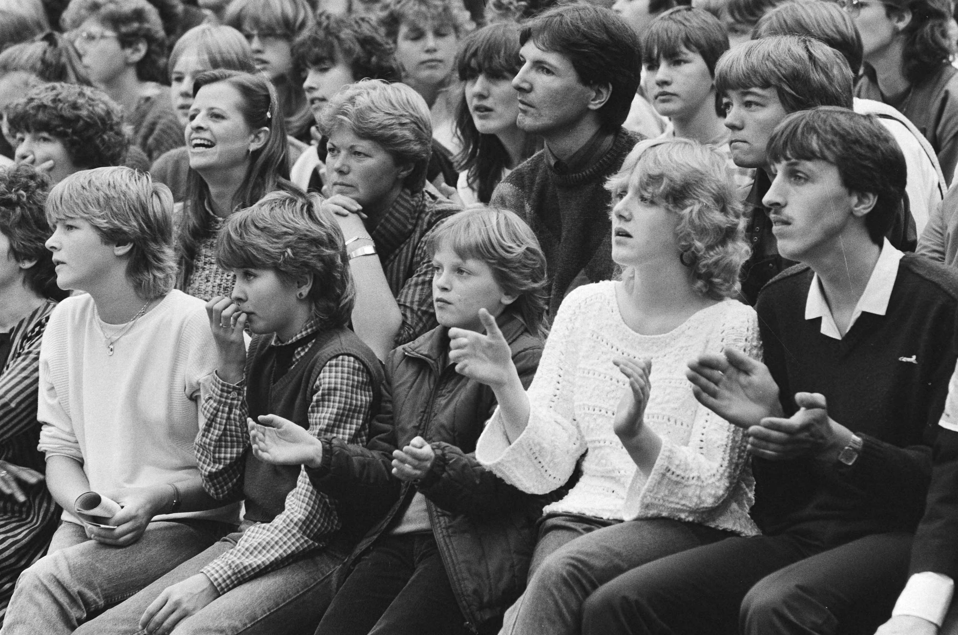 Fotocollectie Anefo — EO-jongerendag in de Utrechtse jaarbeurs; jongeren tijdens EO-jongerendag — Foto: Bogaerts, Rob / Anefo. Licentie: Set B: Rechtenvrij / Publiek Domein. Bron: Nationaal Archief. http://hdl.handle.net/10648/ad3e714a-d0b4-102d-bcf8-003048976d84