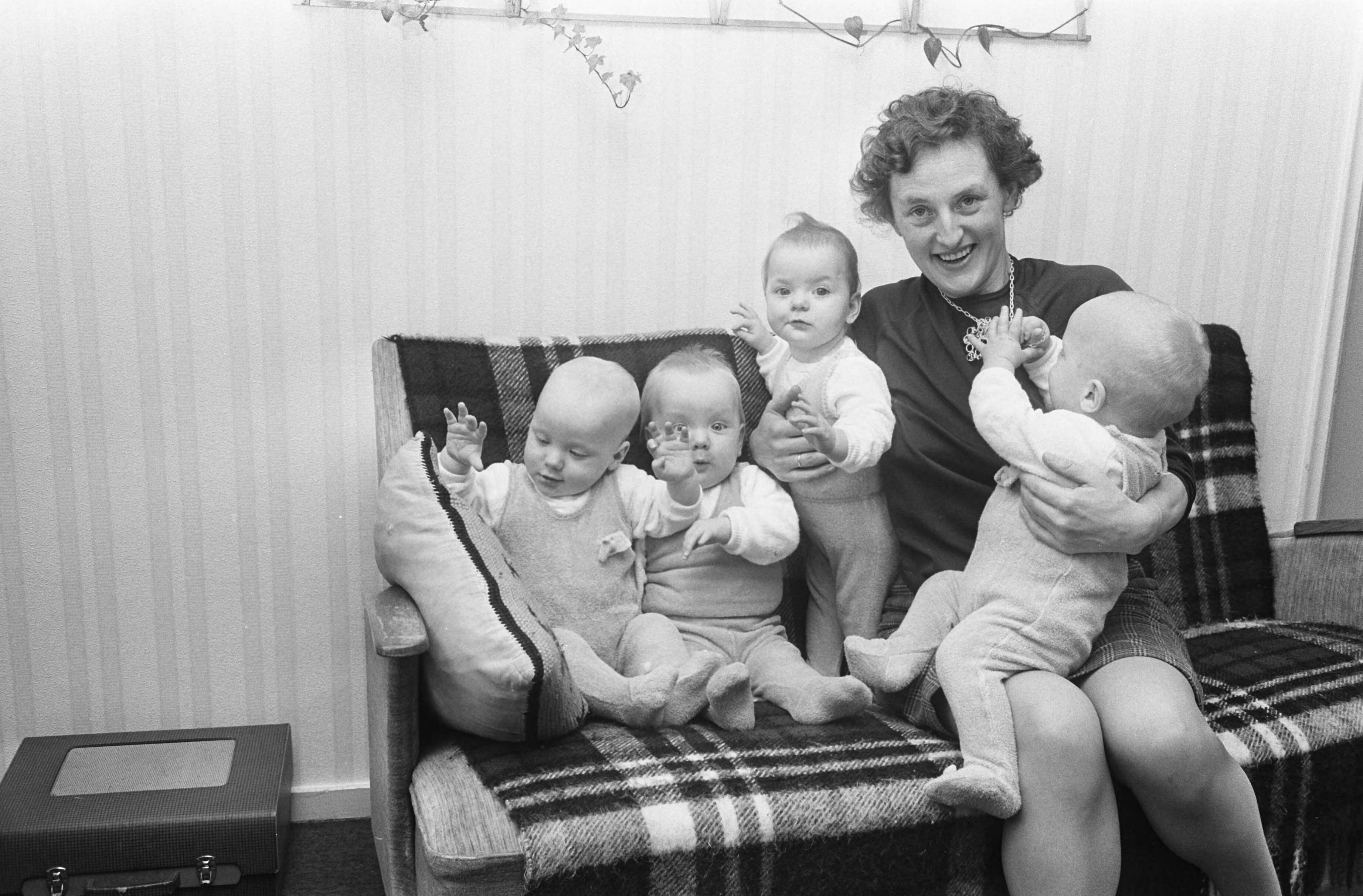 Fotocollectie Anefo — Vierling Verheul in Bodegraven één jaar oud op 5 maart. Moeder met Marcel, Rienke, Yvonne en Peter — Foto: Koch, Eric / Anefo. Licentie: Set B: Rechtenvrij / Publiek Domein. Bron: Nationaal Archief. http://hdl.handle.net/10648/ab8f7ba0-d0b4-102d-bcf8-003048976d84
