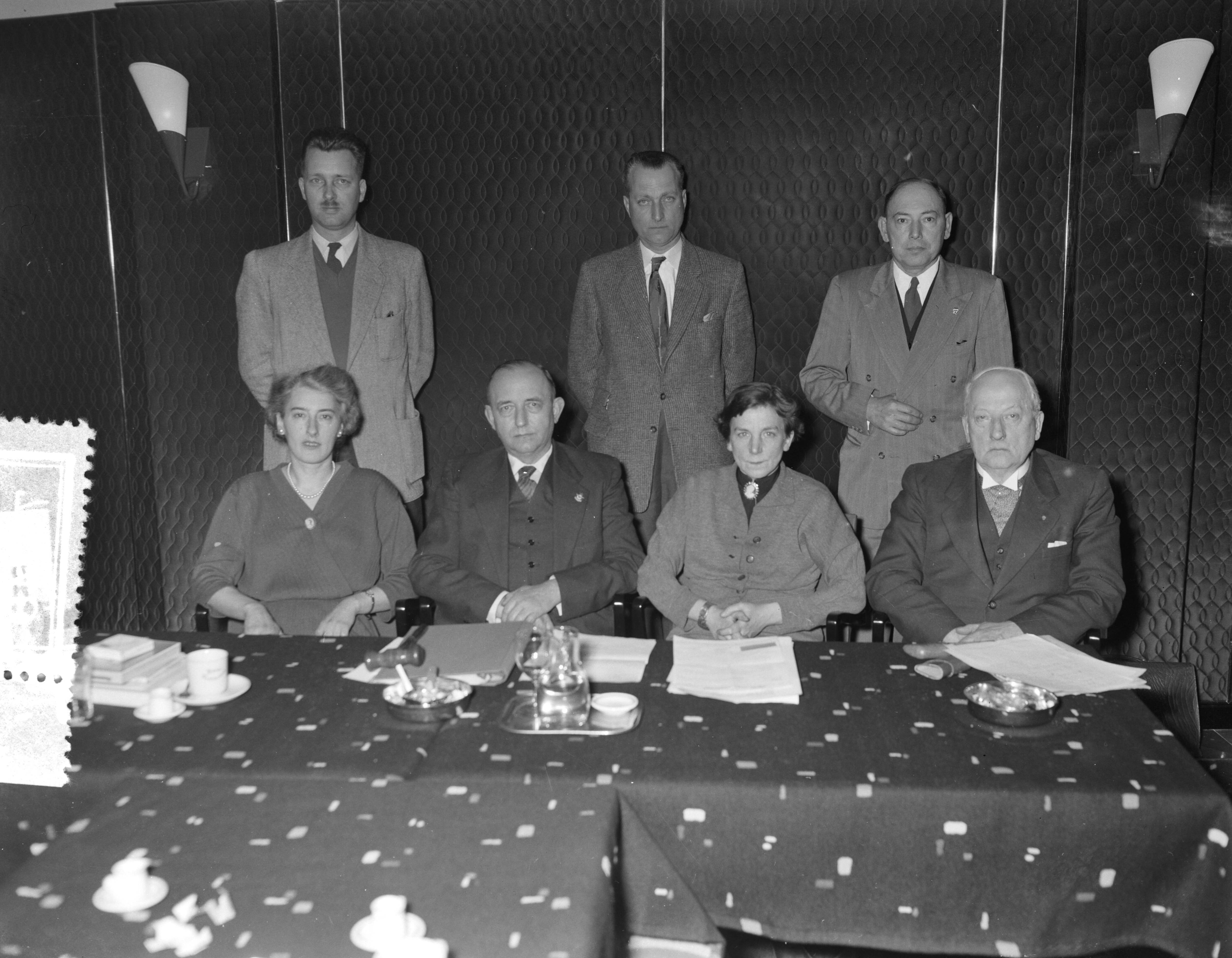 Fotocollectie Anefo — Oprichting Nationaal Contactcomité Jungschläger te Utrecht [zittend vlnr. mevr. J.C. Slaap-Jans, E. Guillaume (voorzitter), mevr. E.M.C. Oomens-De Haas, J.W. Mols. Staand vlnr. mr. T.Q. Dekker, AA.Ch. Bakker en majoor b.d. J.E. van Buuren] — Foto: Noske, J.D. / Anefo. Licentie: Set B: Rechtenvrij / Publiek Domein. Bron: Nationaal Archief. http://hdl.handle.net/10648/a9457e58-d0b4-102d-bcf8-003048976d84