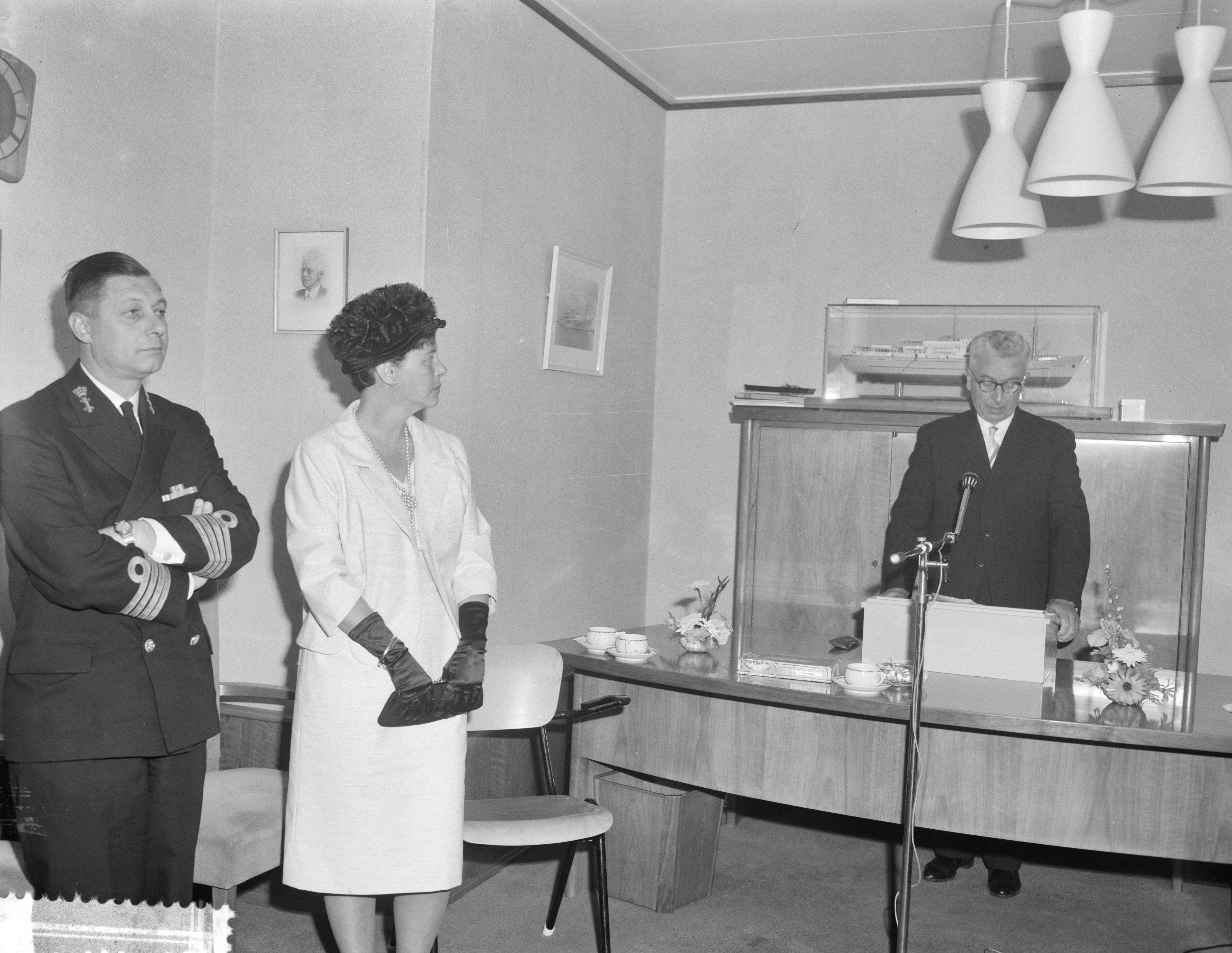 Fotocollectie Anefo — Tewaterlating te Zaandam van het Torpedo-inschietvaartuig "Van Bochove" van de Koninklijke Marine bij de Zaanlandse Scheepsbouwmaatschappij door de vrouw van de directeur van de bewapeningswerkplaats der Marine te Den Helder, mevr. Reiche-Van Aardenne. Dit vaartuig wordt genoemd naar wijlen luitenant-ter-zee der eerste klasse P.D. van Bochoven, in leven hoofd van het inschietbedrijf van de Kon. Marine, die gedurende de uitoefening van zijn functie tengevolge van een tragisch ongeval op 7 juli 1959 om het leven kwam — Foto: Bilsen, Joop van / Anefo. Licentie: Set B: Rechtenvrij / Publiek Domein. Bron: Nationaal Archief. http://hdl.handle.net/10648/aa110c30-d0b4-102d-bcf8-003048976d84