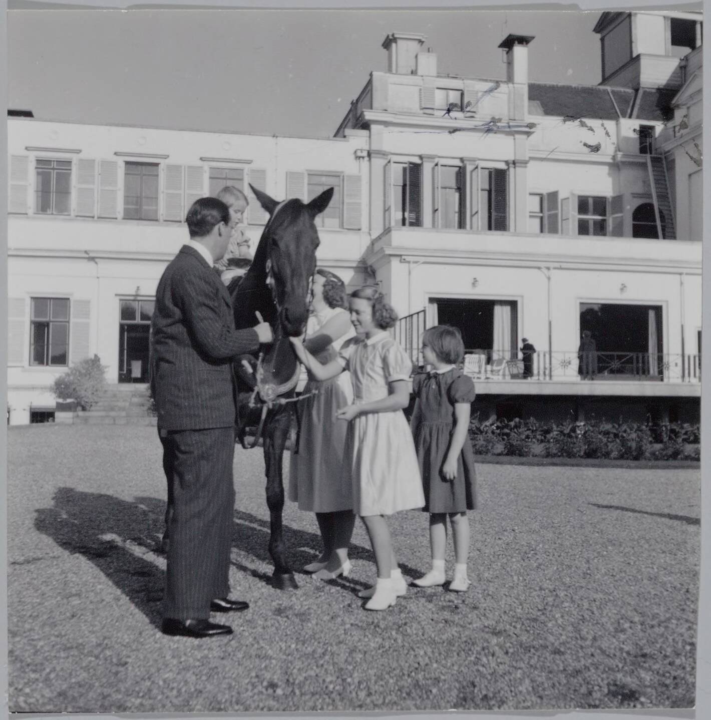 Fotocollectie RVD / Koninklijk Huis — De prinsessen Beatrix, Irene, Margriet en Marijke met paard bij Paleis Soestdijk — Foto: Onbekend / RVD. Licentie: Set B: Rechtenvrij / Publiek Domein. Bron: Nationaal Archief. http://hdl.handle.net/10648/afb05fce-d0b4-102d-bcf8-003048976d84