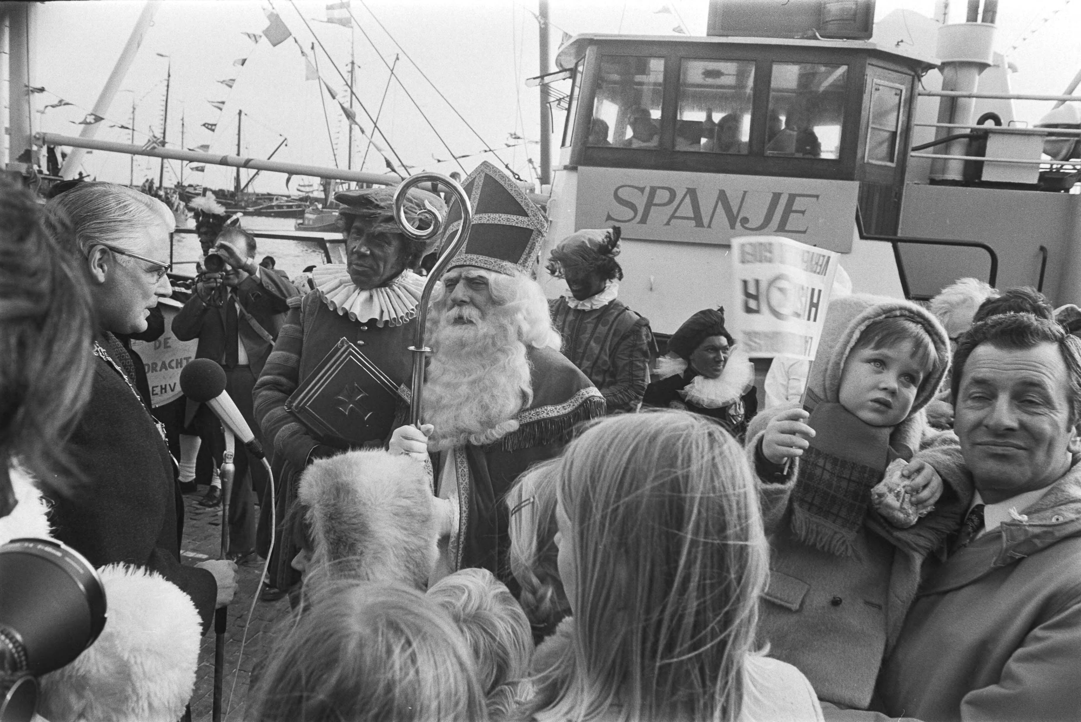 Fotocollectie Anefo — Sint Nicolaas arriveert in Volendam per boot — Foto: Verhoeff, Bert / Anefo. Licentie: Set B: Rechtenvrij / Publiek Domein. Bron: Nationaal Archief. http://hdl.handle.net/10648/aba9faac-d0b4-102d-bcf8-003048976d84