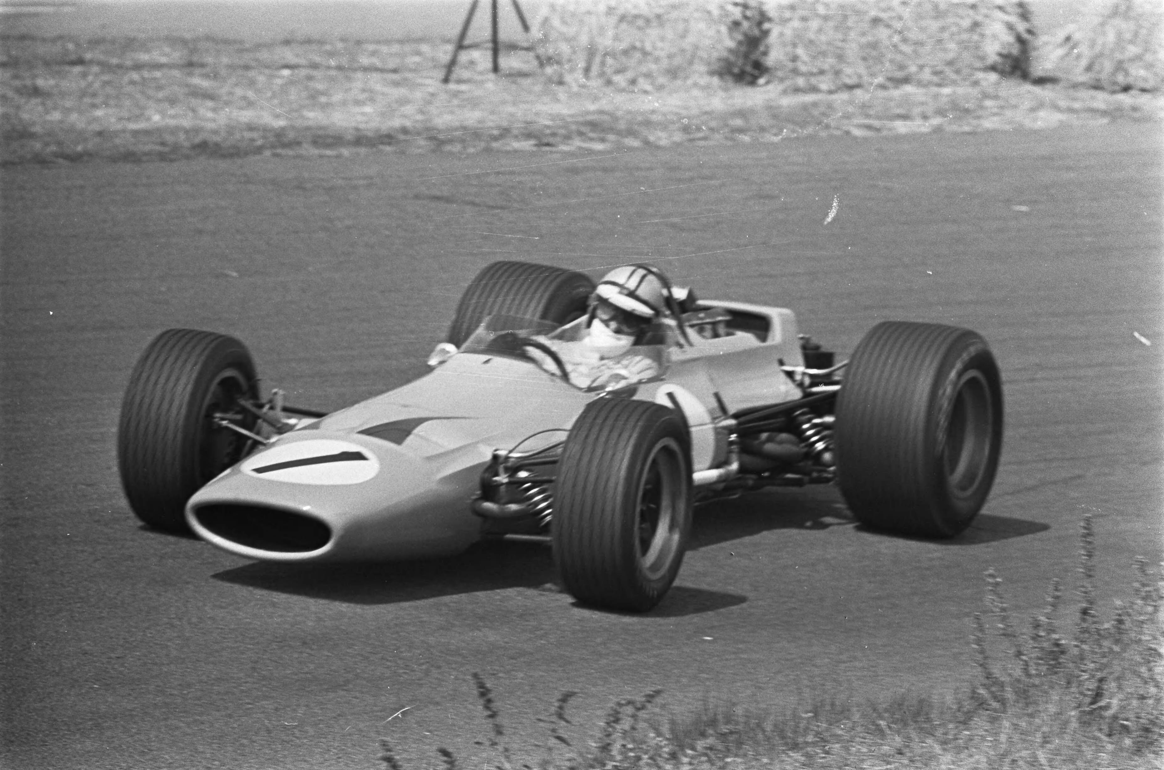 Fotocollectie Anefo — Grand Prix 68 Zandvoort training. Denny Hulme (1) in zijn Mc Laren Ford in aktie — Foto: Evers, Joost / Anefo. Licentie: Set B: Rechtenvrij / Publiek Domein. Bron: Nationaal Archief. http://hdl.handle.net/10648/ab44b8a4-d0b4-102d-bcf8-003048976d84