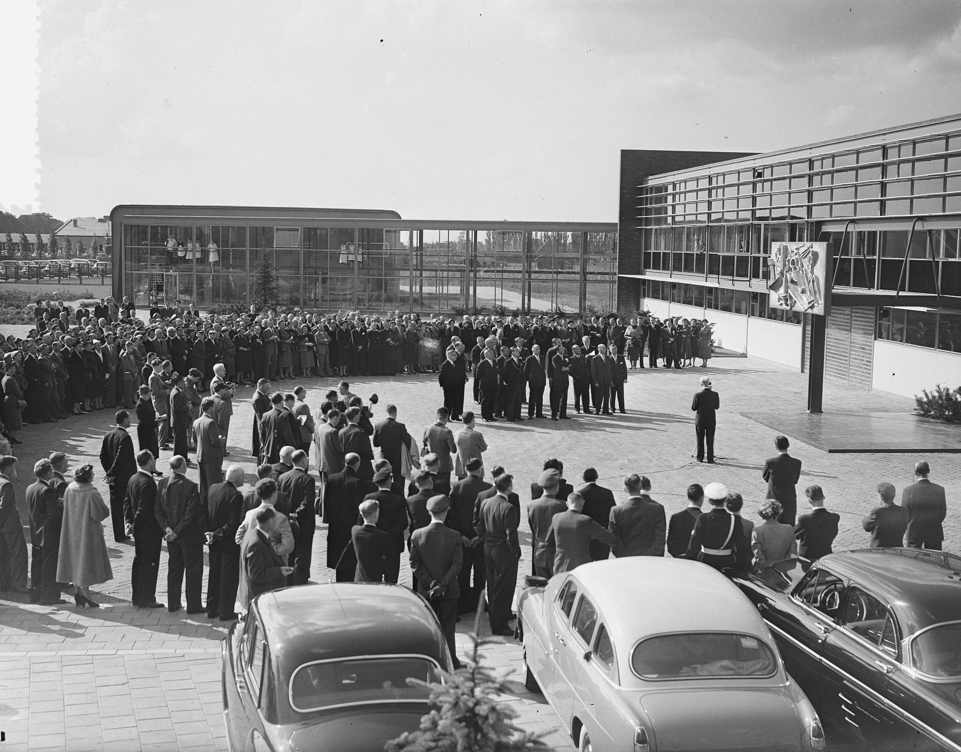Prins Bernhard bezoekt West-Brabant — Prins Bernhard bezoekt industriegebied Etten-Leur. Bezoek aan Tomadofabriek — Foto: Bilsen, Joop van / Anefo. Licentie: Set B: Rechtenvrij / Publiek Domein. Bron: Nationaal Archief. http://hdl.handle.net/10648/a93c1d86-d0b4-102d-bcf8-003048976d84