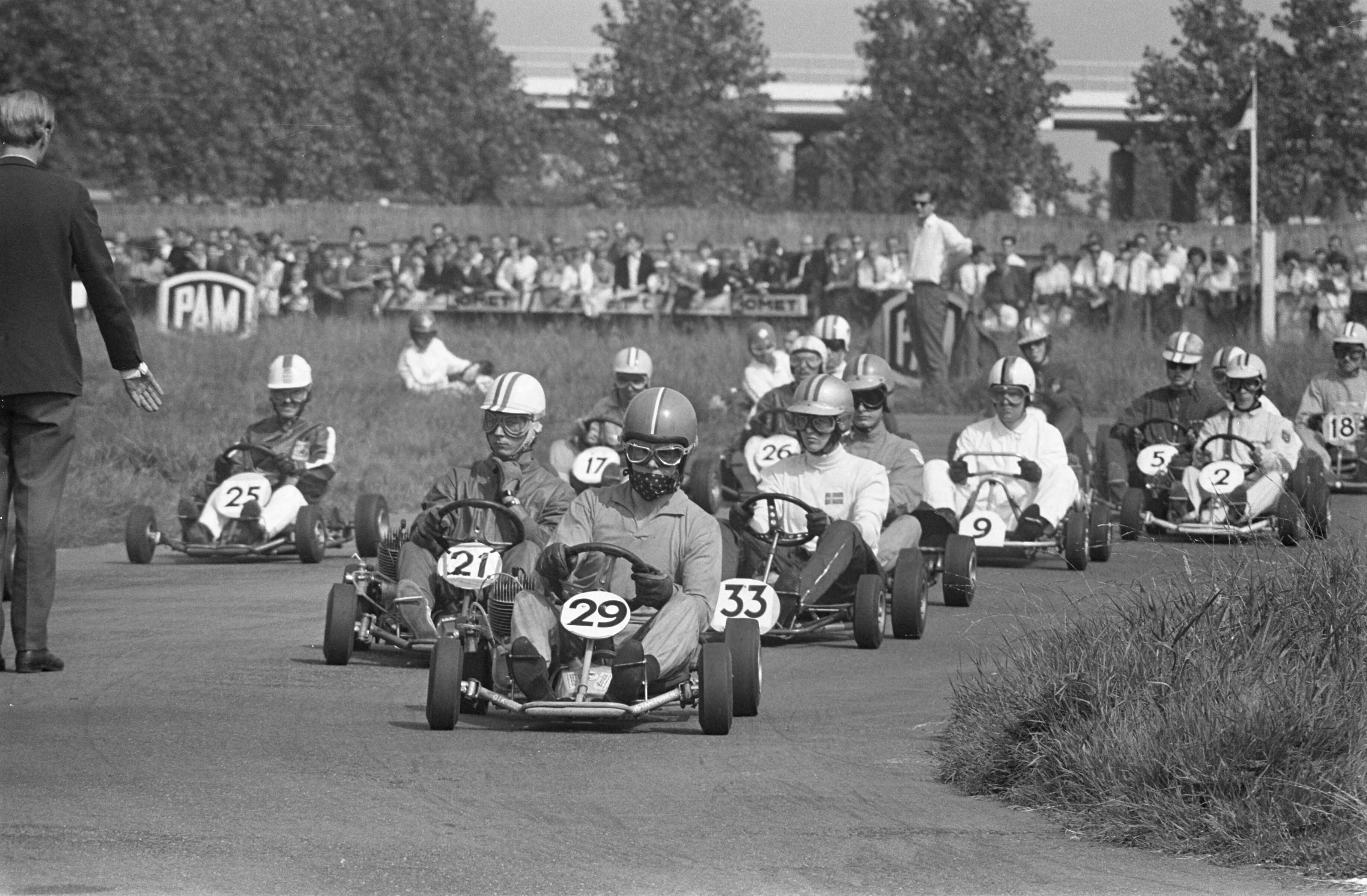 Fotocollectie Anefo — Europese kampioenschappen karting in Leidschendam — Foto: Gelderen, Hugo van / Anefo. Licentie: Set B: Rechtenvrij / Publiek Domein. Bron: Nationaal Archief. http://hdl.handle.net/10648/aa756c3e-d0b4-102d-bcf8-003048976d84