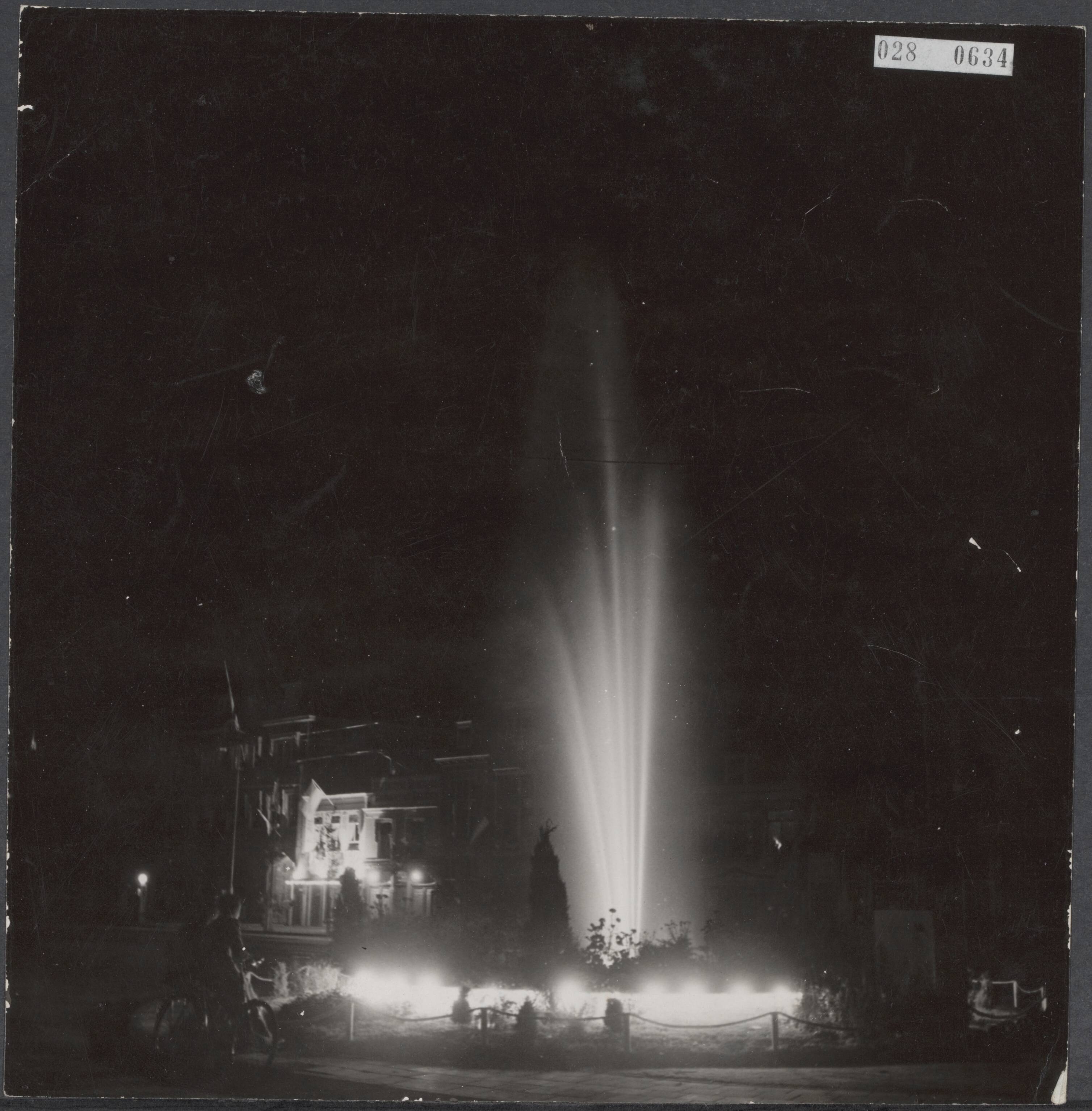 Fotocollectie Elsevier Binnenland — Bijschrift "Een fontein, die reeds op de Wereldtentoonstelling te Parijs gestaan heeft, bewees goede diensten op het Houtplein. Haarlem 700 jaar" — Foto: Onbekend / Publiek Domein of Rechtenvrij. Licentie: Set B: Rechtenvrij / Publiek Domein. Bron: Nationaal Archief. http://hdl.handle.net/10648/adde6006-d0b4-102d-bcf8-003048976d84