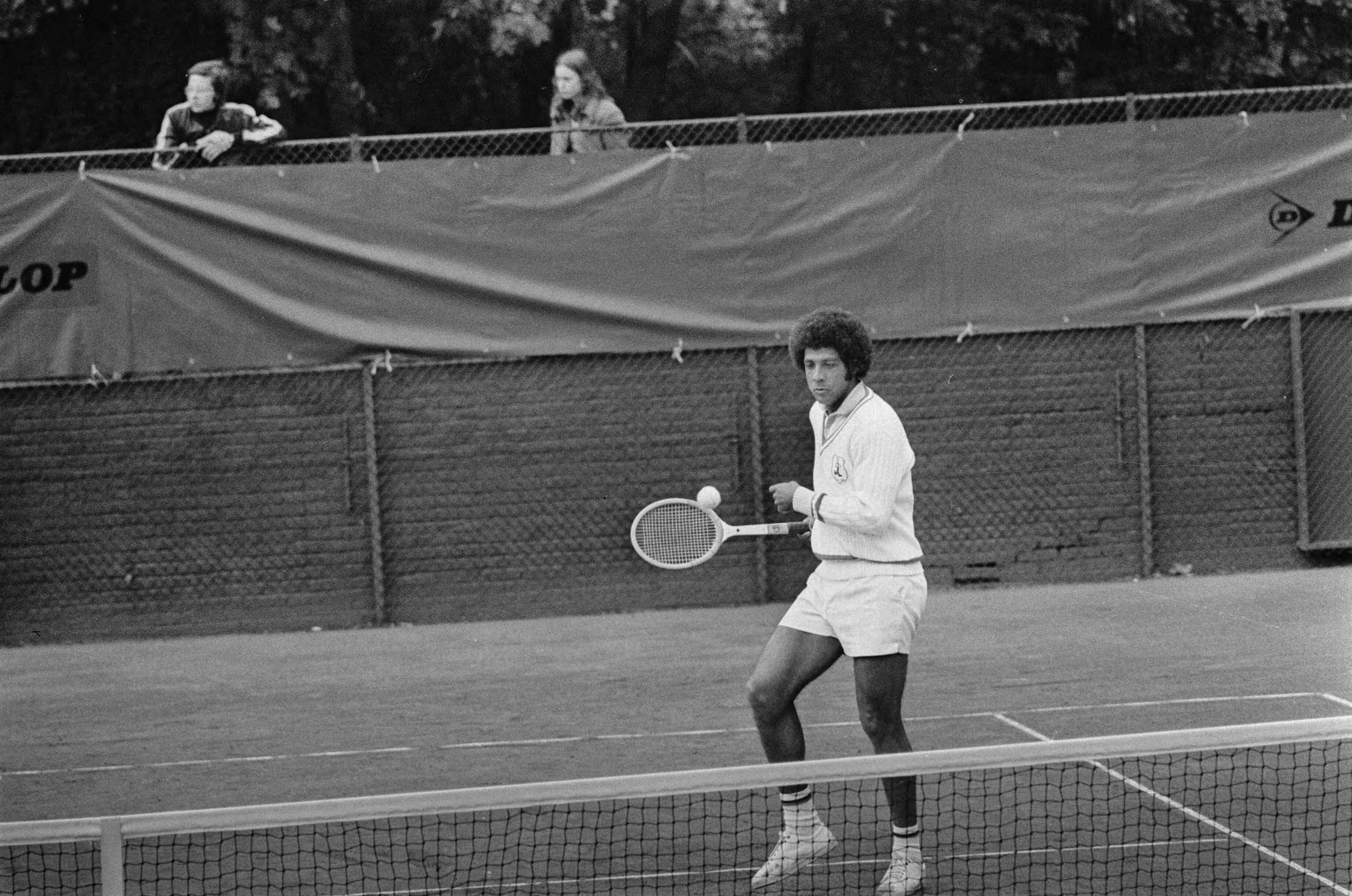 Fotocollectie Anefo — Clubkampioenschappen tennis te Hilversum, Humphrey Hose (van Popey) in actie — Foto: Mieremet, Rob / Anefo. Licentie: Set B: Rechtenvrij / Publiek Domein. Bron: Nationaal Archief. http://hdl.handle.net/10648/ac4c888a-d0b4-102d-bcf8-003048976d84