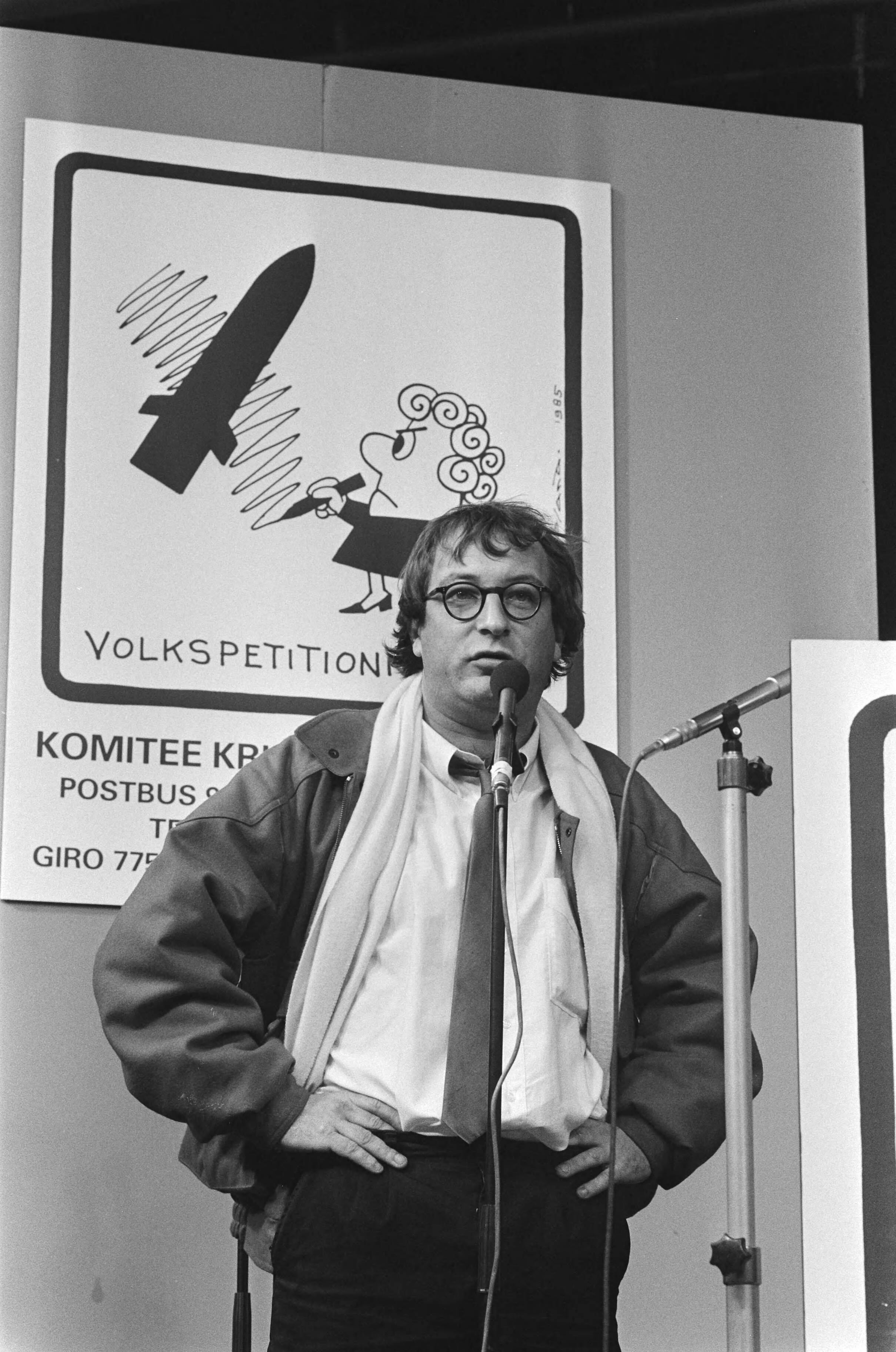 Fotocollectie Anefo — Slotmanifestatie volkspetitionnement in Den Haag ; Youp van 't Hek spreekt — Foto: Croes, Rob C. / Anefo. Licentie: Set B: Rechtenvrij / Publiek Domein. Bron: Nationaal Archief. http://hdl.handle.net/10648/ad4c01ca-d0b4-102d-bcf8-003048976d84