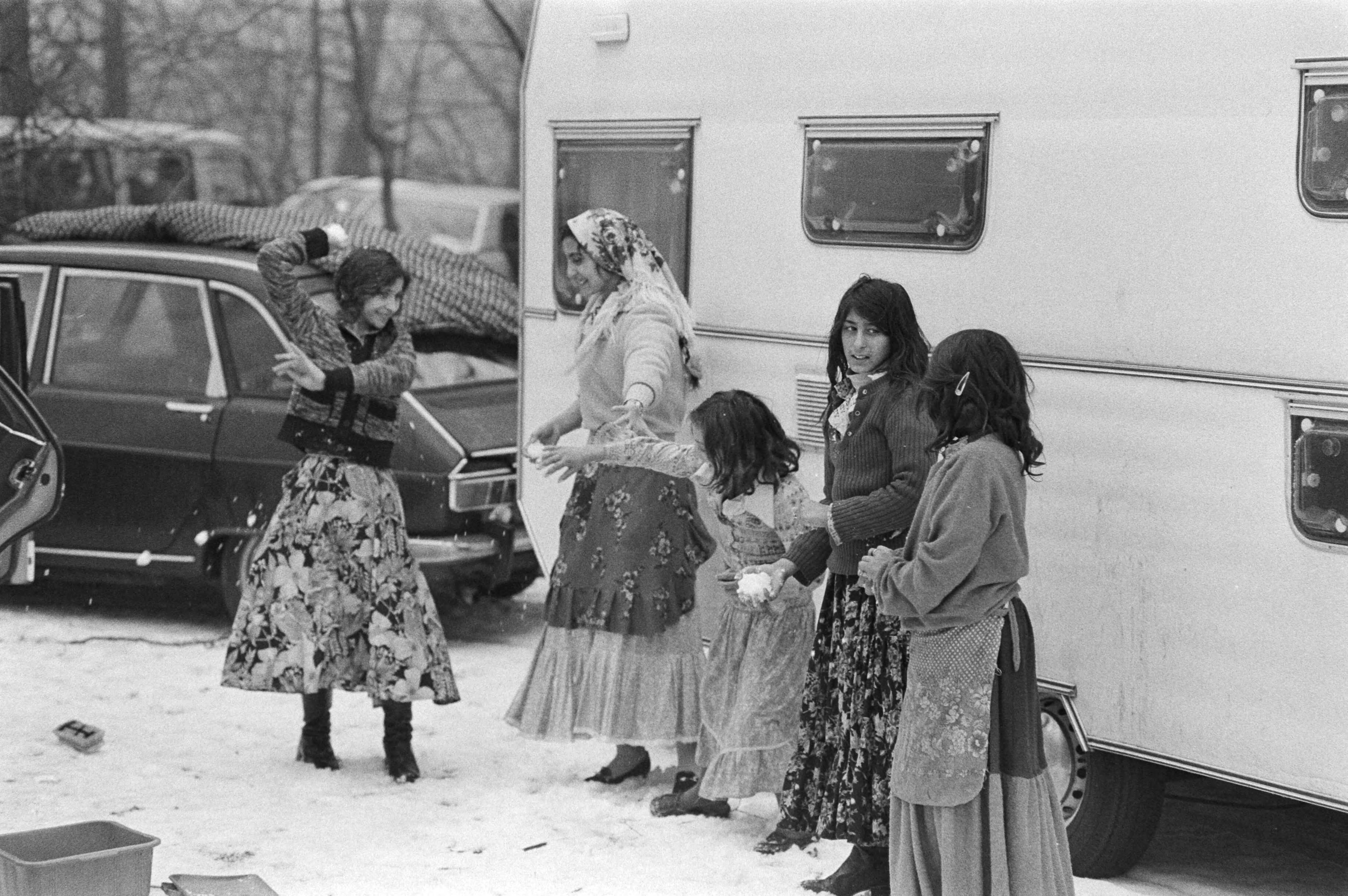 Fotocollectie Anefo — Sinds vannacht staat er een groep zigeuners op terrein va Bisdom Utrecht in Zeist, zigeuners bij hun caravans — Foto: Antonisse, Marcel / Anefo. Licentie: Set B: Rechtenvrij / Publiek Domein. Bron: Nationaal Archief. http://hdl.handle.net/10648/acf1e1a4-d0b4-102d-bcf8-003048976d84