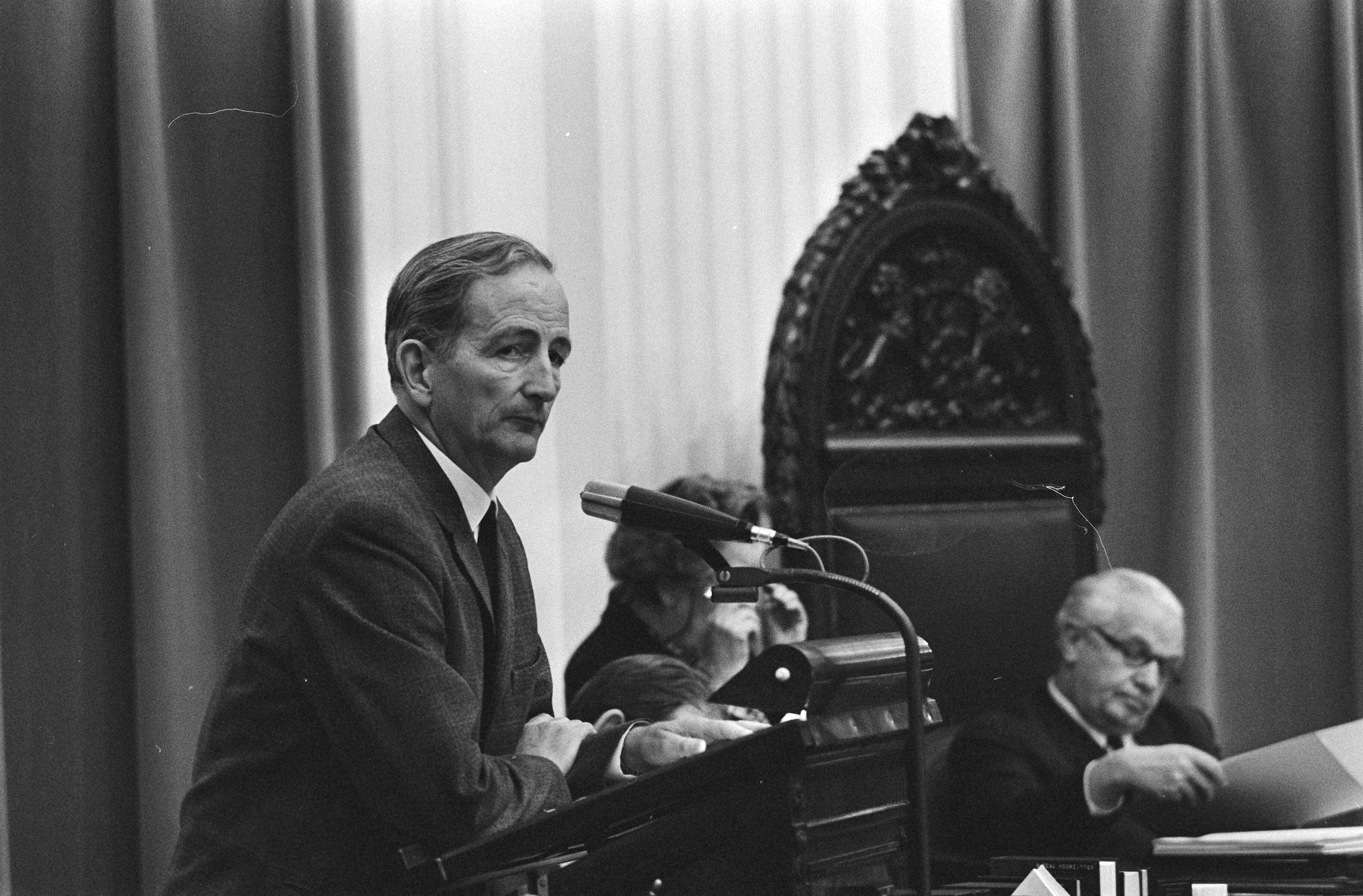 Fotocollectie Anefo — Tweede Kamer ; rijksbegroting van Justitie en Binnenlandse Zaken , Den Haag ; nr. 26, 27 Wiebenga aan het woord, nr. 28, 29: mej. Goudsmit (D66) in bank / — Foto: Mieremet, Rob / Anefo. Licentie: Set B: Rechtenvrij / Publiek Domein. Bron: Nationaal Archief. http://hdl.handle.net/10648/aba8bde0-d0b4-102d-bcf8-003048976d84