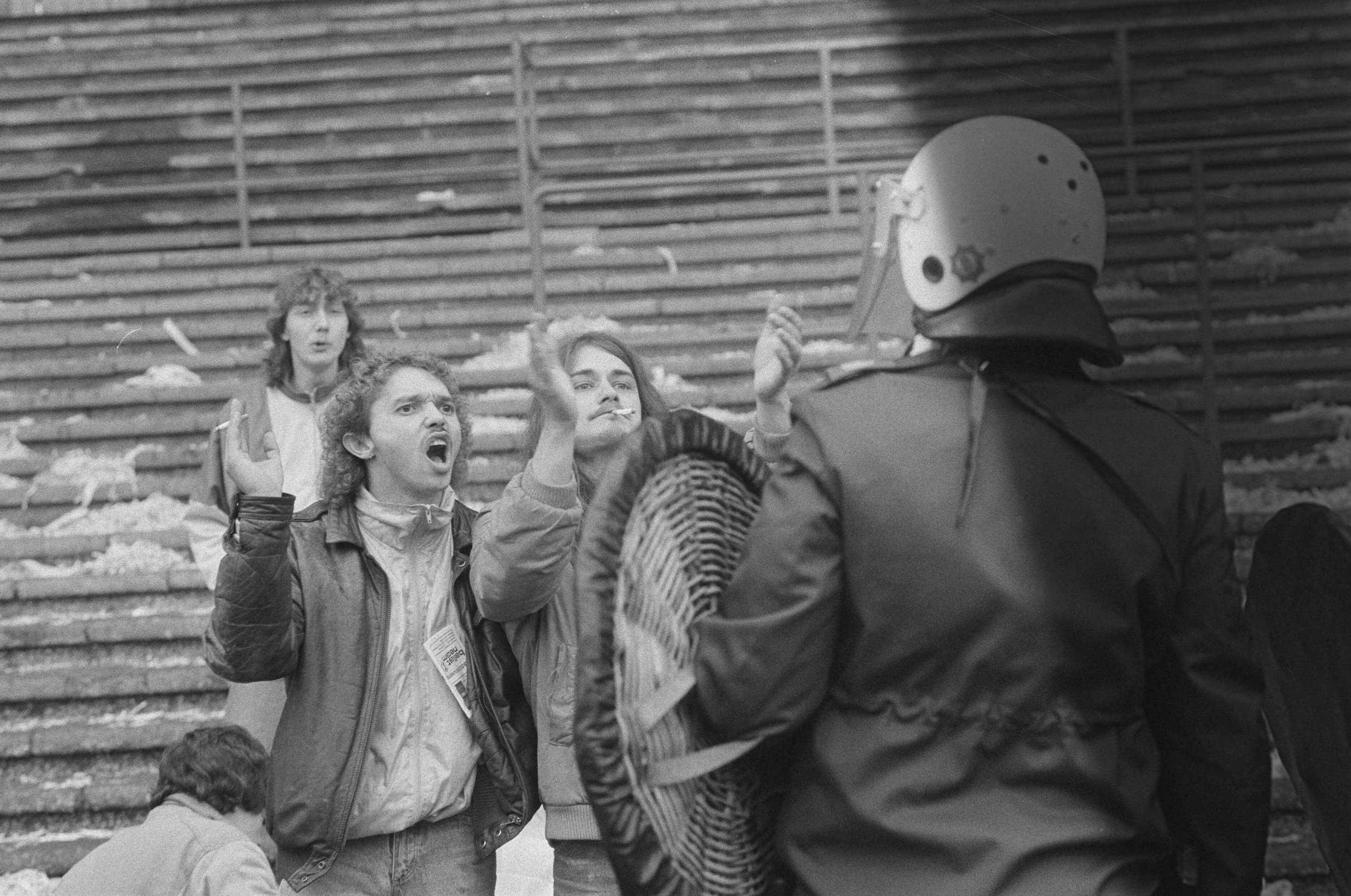 Fotocollectie Anefo — Supportersrellen tijdens Den Haag tegen Ajax in Den Haag ; ME komt tribunes op; Den Haag supporters in actie — Foto: Molendijk, Bart / Anefo. Licentie: Set B: Rechtenvrij / Publiek Domein. Bron: Nationaal Archief. http://hdl.handle.net/10648/ad5d5c68-d0b4-102d-bcf8-003048976d84