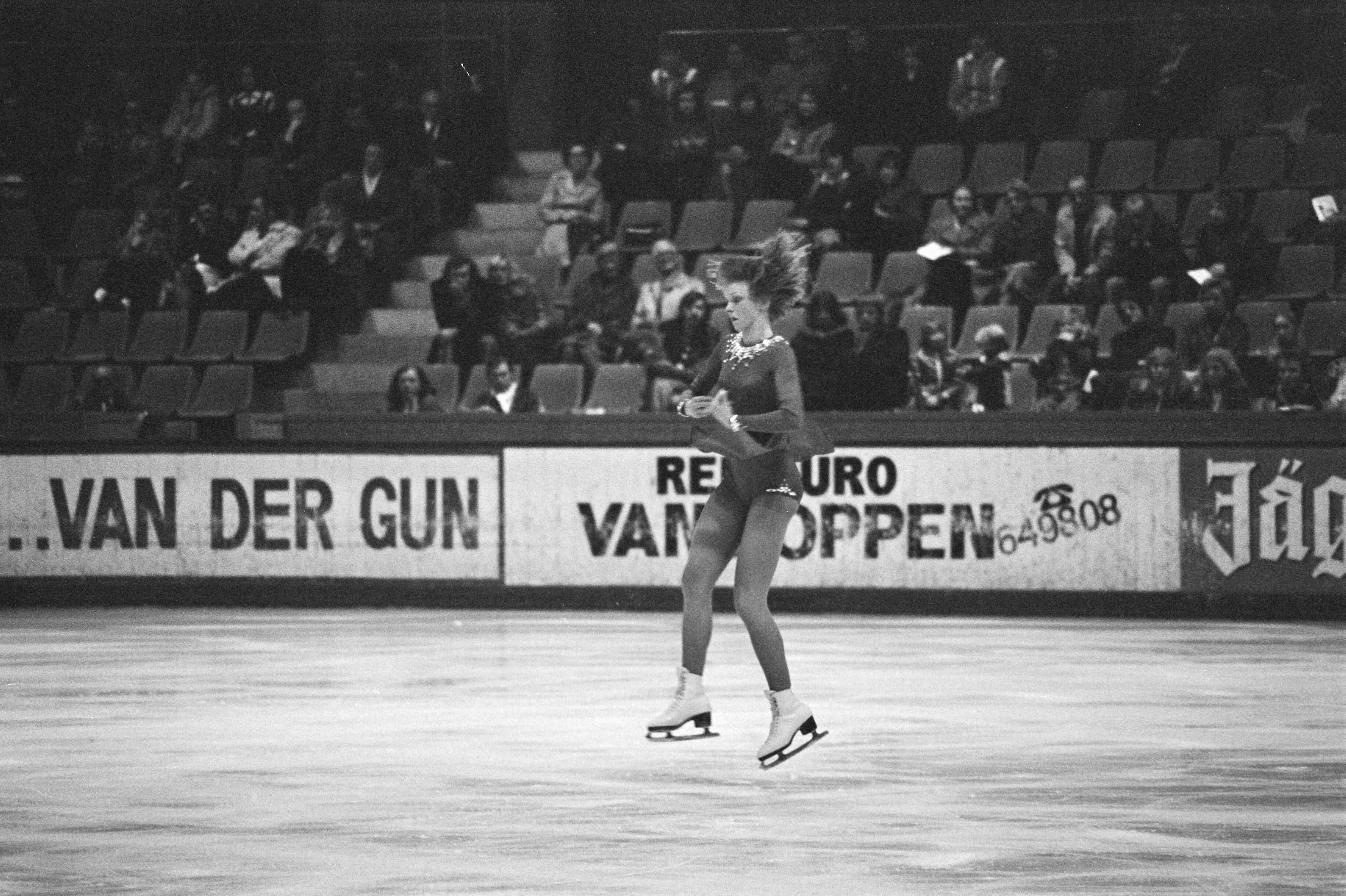 Fotocollectie Anefo — Nationale kampioenschappen kunstrijden, Den Haag ; Anne Marie Verlaan in aktie — Foto: Mieremet, Rob / Anefo. Licentie: Set B: Rechtenvrij / Publiek Domein. Bron: Nationaal Archief. http://hdl.handle.net/10648/ac7a288a-d0b4-102d-bcf8-003048976d84