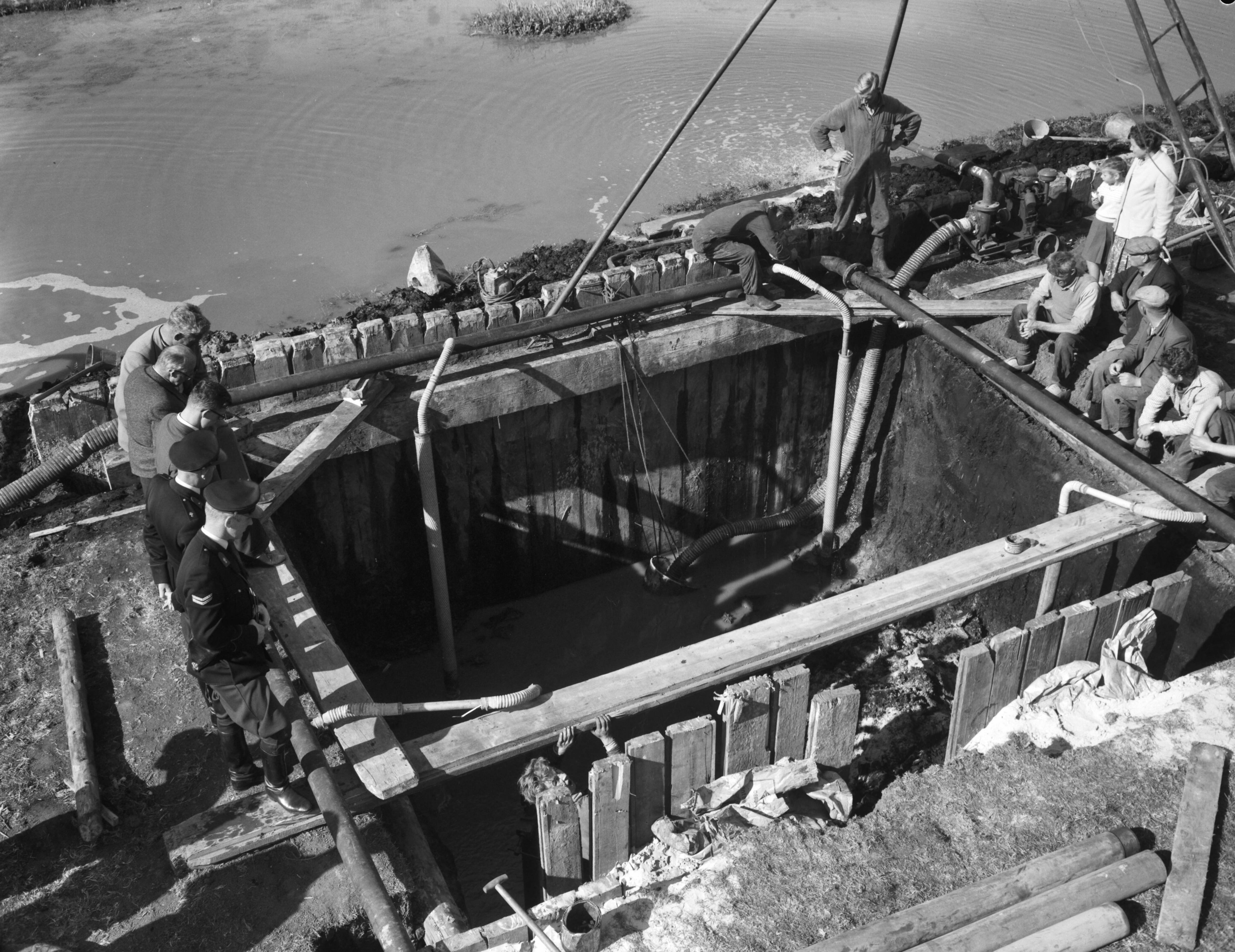 Fotocollectie Anefo — Werkzaamheden aan het gat in Wormer — Foto: Rossem, Wim van / Anefo. Licentie: Set B: Rechtenvrij / Publiek Domein. Bron: Nationaal Archief. http://hdl.handle.net/10648/a99ed066-d0b4-102d-bcf8-003048976d84