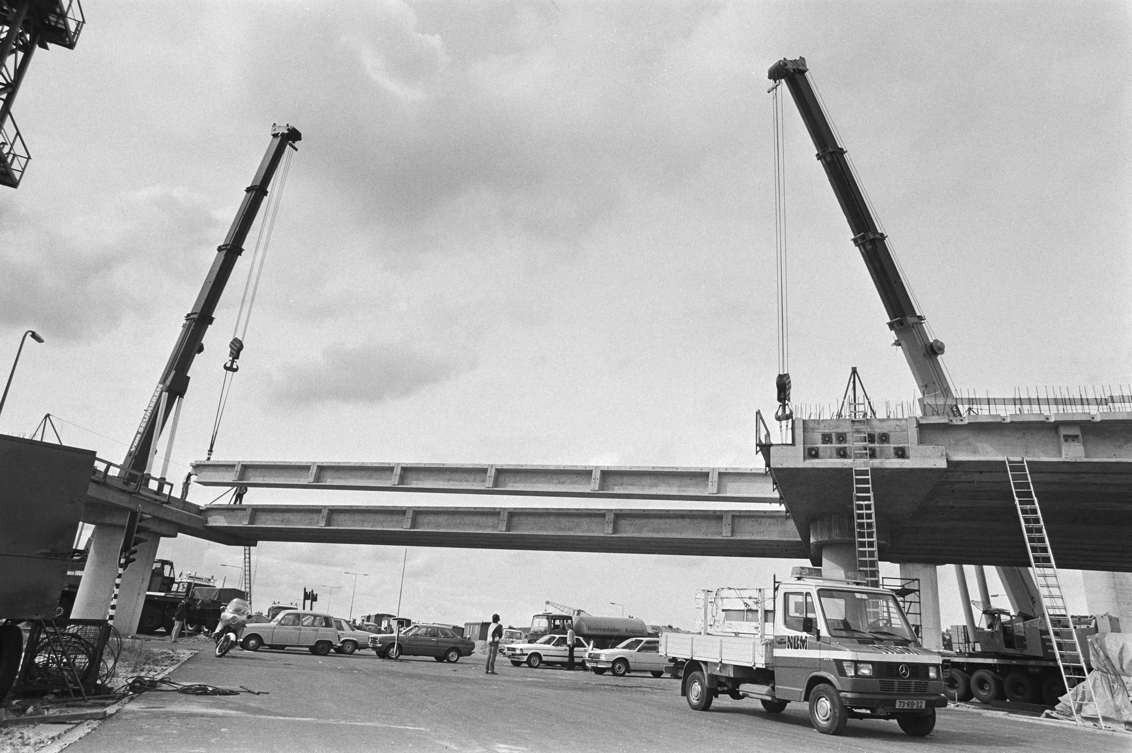 Vijfendertig meter lange betonbalken worden geplaatst verkeersplein Leidschendam (kruising A4 en A12) — Overzicht — Foto: Croes, Rob C. / Anefo. Licentie: Set B: Rechtenvrij / Publiek Domein. Bron: Nationaal Archief. http://hdl.handle.net/10648/ad01f418-d0b4-102d-bcf8-003048976d84