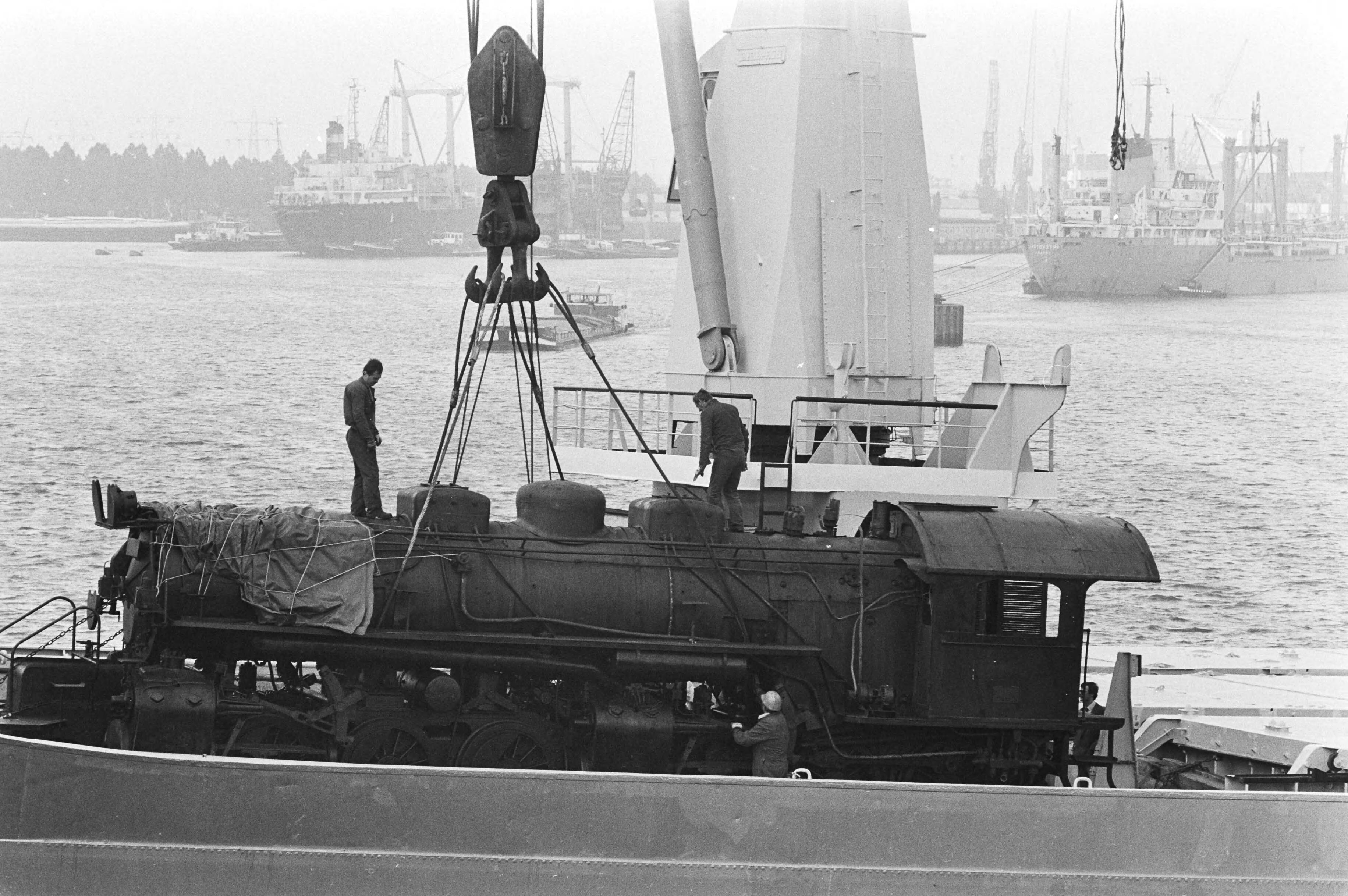 Fotocollectie Anefo — Oude "Mallet" stoomlocomotief Indonesische Staatsspoorwegen aangeb Spoorwegmuseum (Utrecht); de locomotief op het schip — Foto: Dijk, Hans van / Anefo. Licentie: Set B: Rechtenvrij / Publiek Domein. Bron: Nationaal Archief. http://hdl.handle.net/10648/ad007020-d0b4-102d-bcf8-003048976d84
