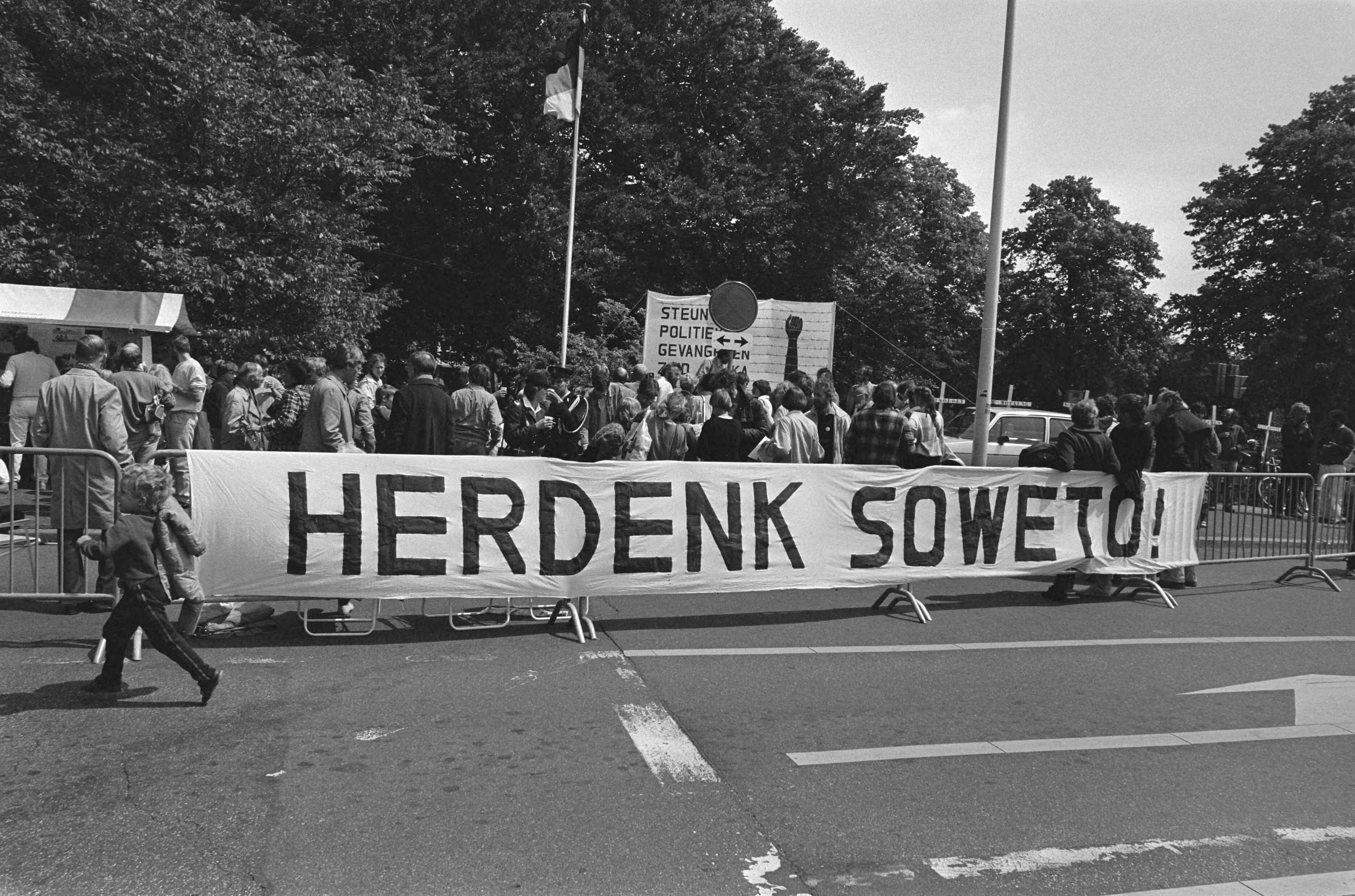 Fotocollectie Anefo — Soweto-herdenking in Den Haag — Foto: Bogaerts, Rob / Anefo. Licentie: Set B: Rechtenvrij / Publiek Domein. Bron: Nationaal Archief. http://hdl.handle.net/10648/ad47b2be-d0b4-102d-bcf8-003048976d84