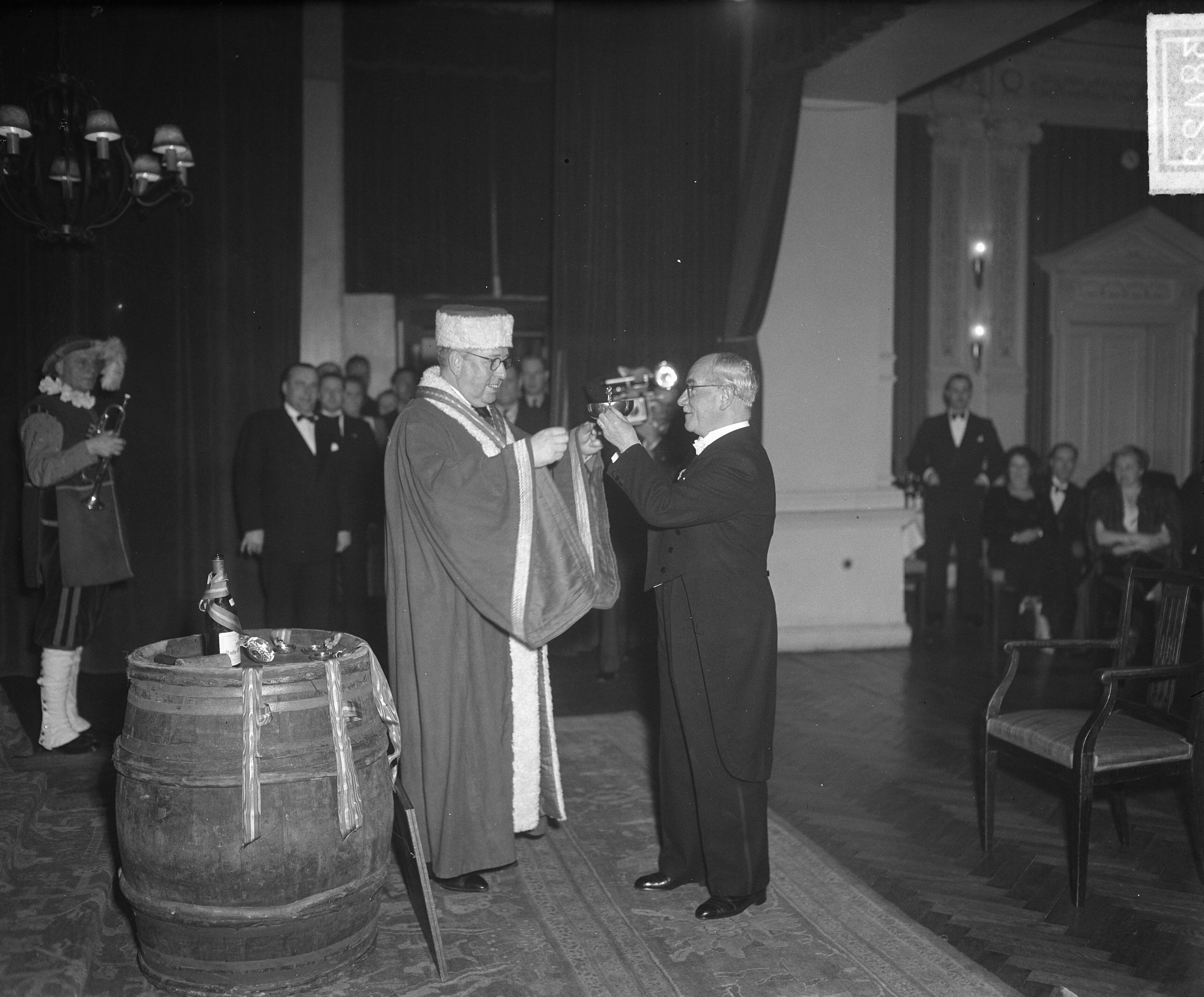 Vier nieuwe "ridders" in Oud Wassenaar — Foto: Noske, J.D. / Anefo. — Licentie: Set B: Rechtenvrij / Publiek Domein. Bron: Nationaal Archief. http://hdl.handle.net/10648/a8d508bc-d0b4-102d-bcf8-003048976d84