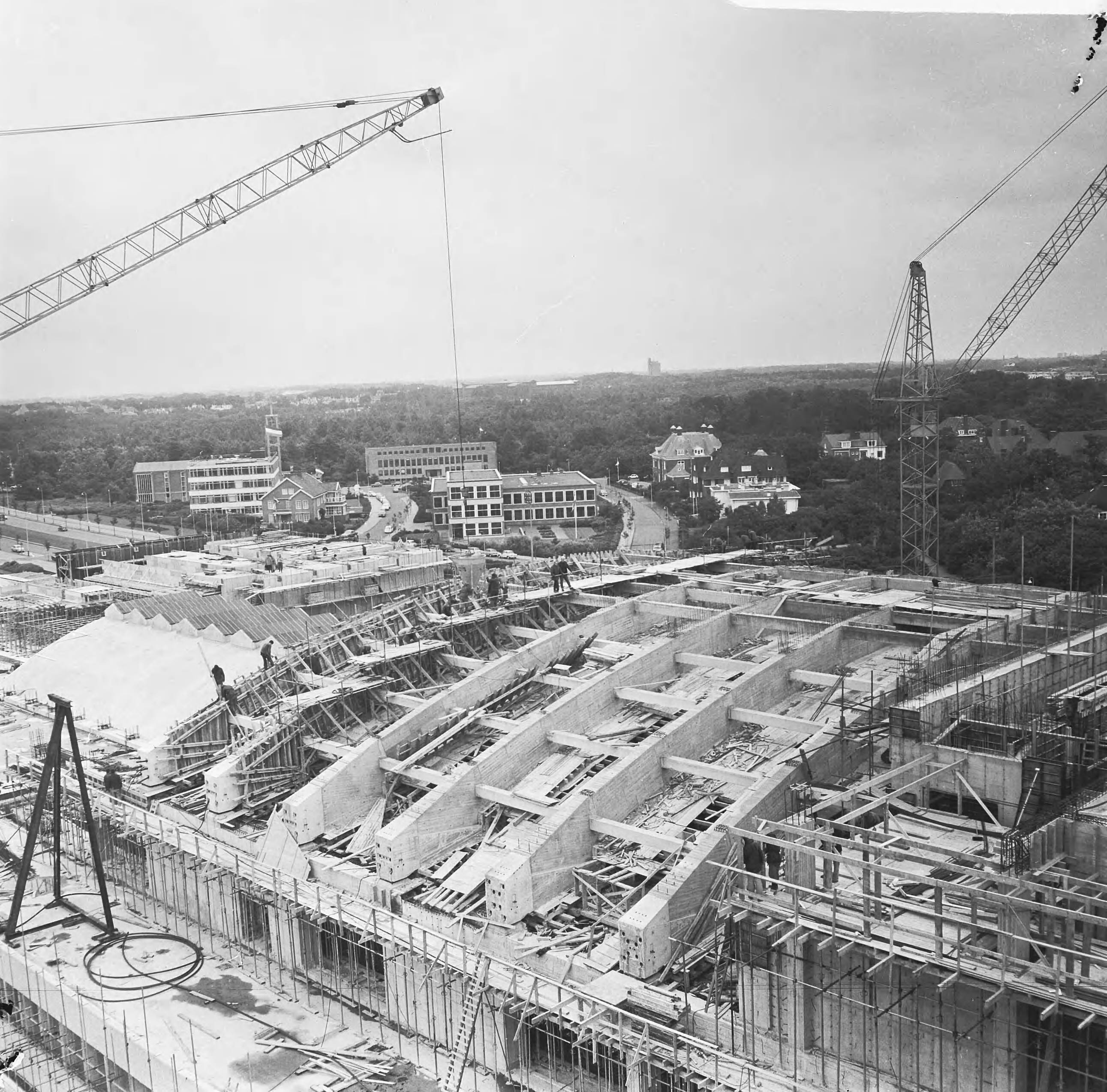 Fotocollectie Anefo — Bouw Nederlands Congrescentrum te Den Haag , links Congresgebouw, rechts de toren — Foto: Voets, Jan / Anefo. Licentie: Set B: Rechtenvrij / Publiek Domein. Bron: Nationaal Archief. http://hdl.handle.net/10648/aaf0b696-d0b4-102d-bcf8-003048976d84