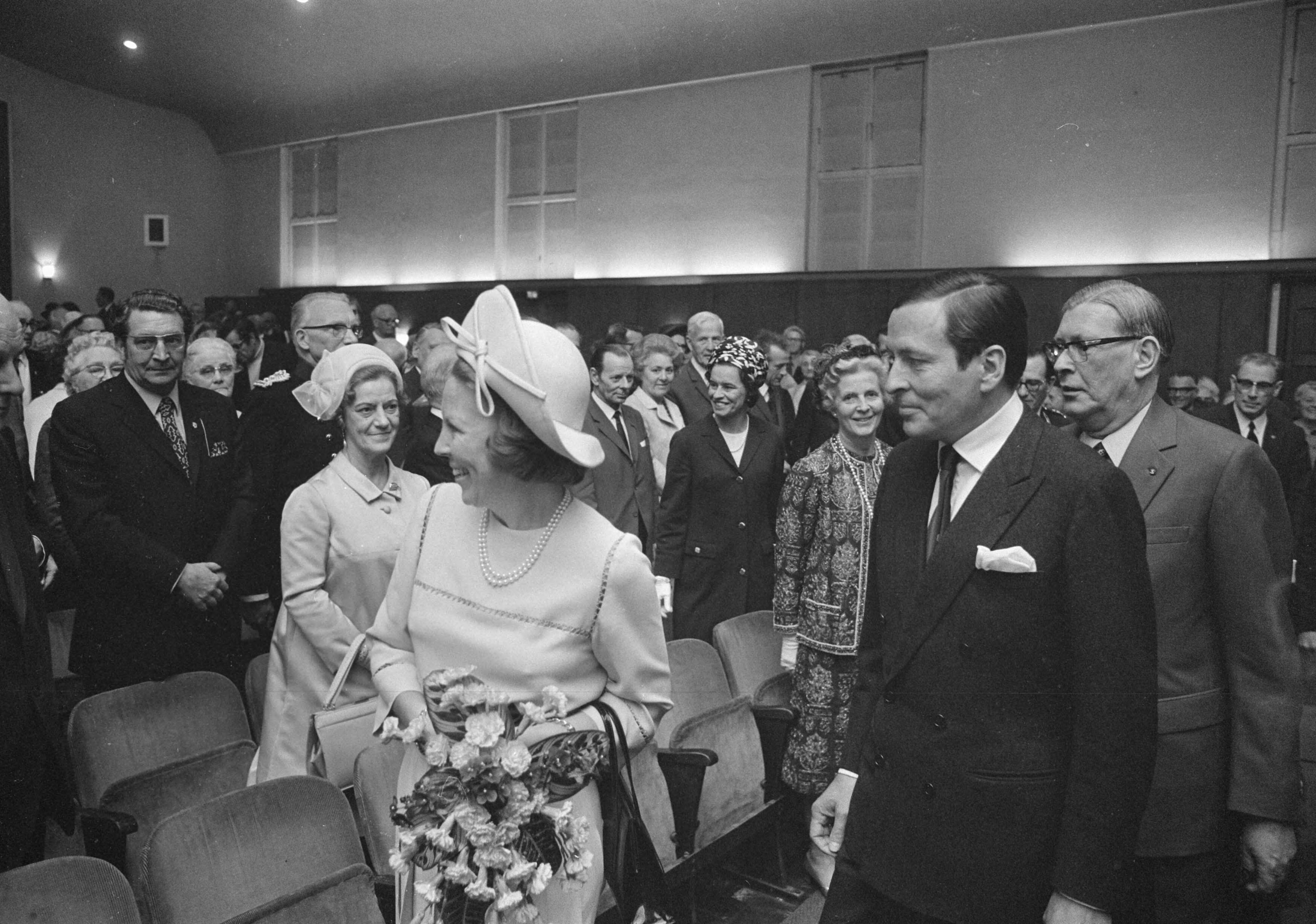 Prinses Beatrix en Prins Claus bij Expoge congres in K Breda — Prinses Beatrix en prins Claus — Foto: Fotograaf Onbekend / Anefo. Licentie: Set B: Rechtenvrij / Publiek Domein. Bron: Nationaal Archief. http://hdl.handle.net/10648/abc357a4-d0b4-102d-bcf8-003048976d84