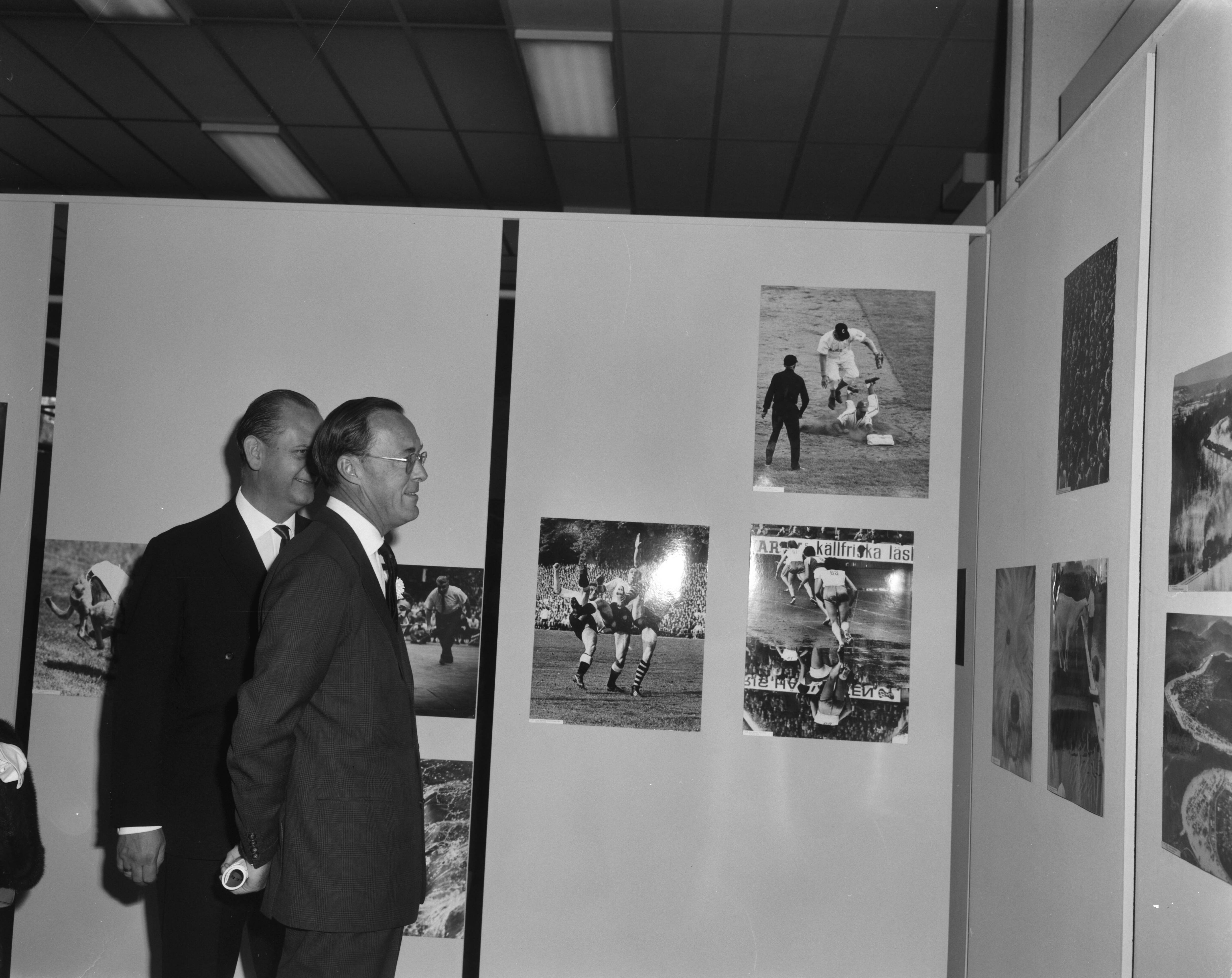 Fotocollectie Anefo — Prins Bernhard opende tentoonsteling World Press Photo 1963 in het Gemeentemuseum te Den Haag. Tijdens de rondgang — Foto: Bilsen, Joop van / Anefo. Licentie: Set B: Rechtenvrij / Publiek Domein. Bron: Nationaal Archief. http://hdl.handle.net/10648/aa5206b8-d0b4-102d-bcf8-003048976d84
