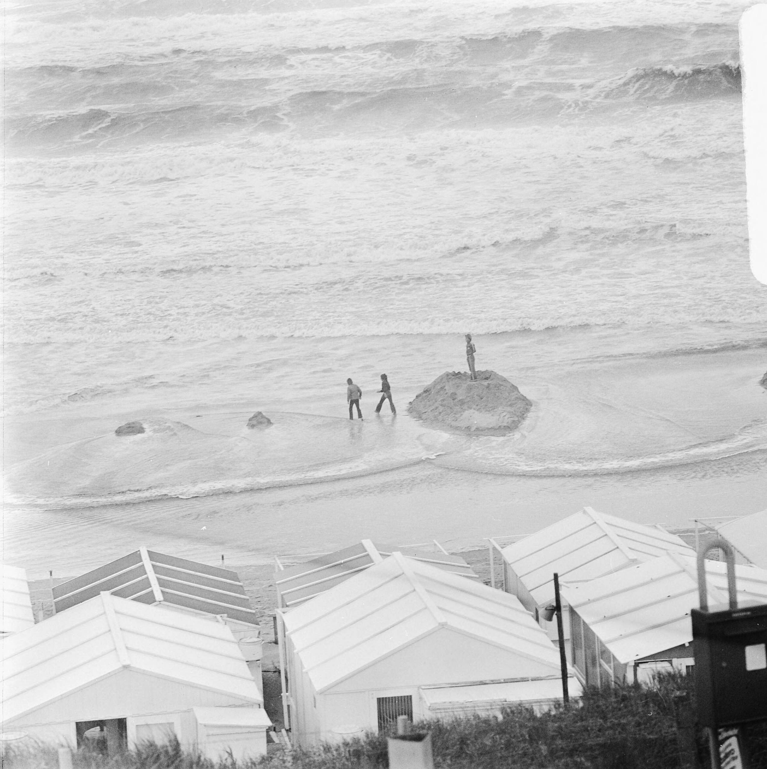 Fotocollectie Anefo — Slecht vakantieweer in Zandvoort, eenzame fortbouwers in de regen — Foto: Mieremet, Rob / Anefo. Licentie: Set B: Rechtenvrij / Publiek Domein. Bron: Nationaal Archief. http://hdl.handle.net/10648/ac32a35c-d0b4-102d-bcf8-003048976d84