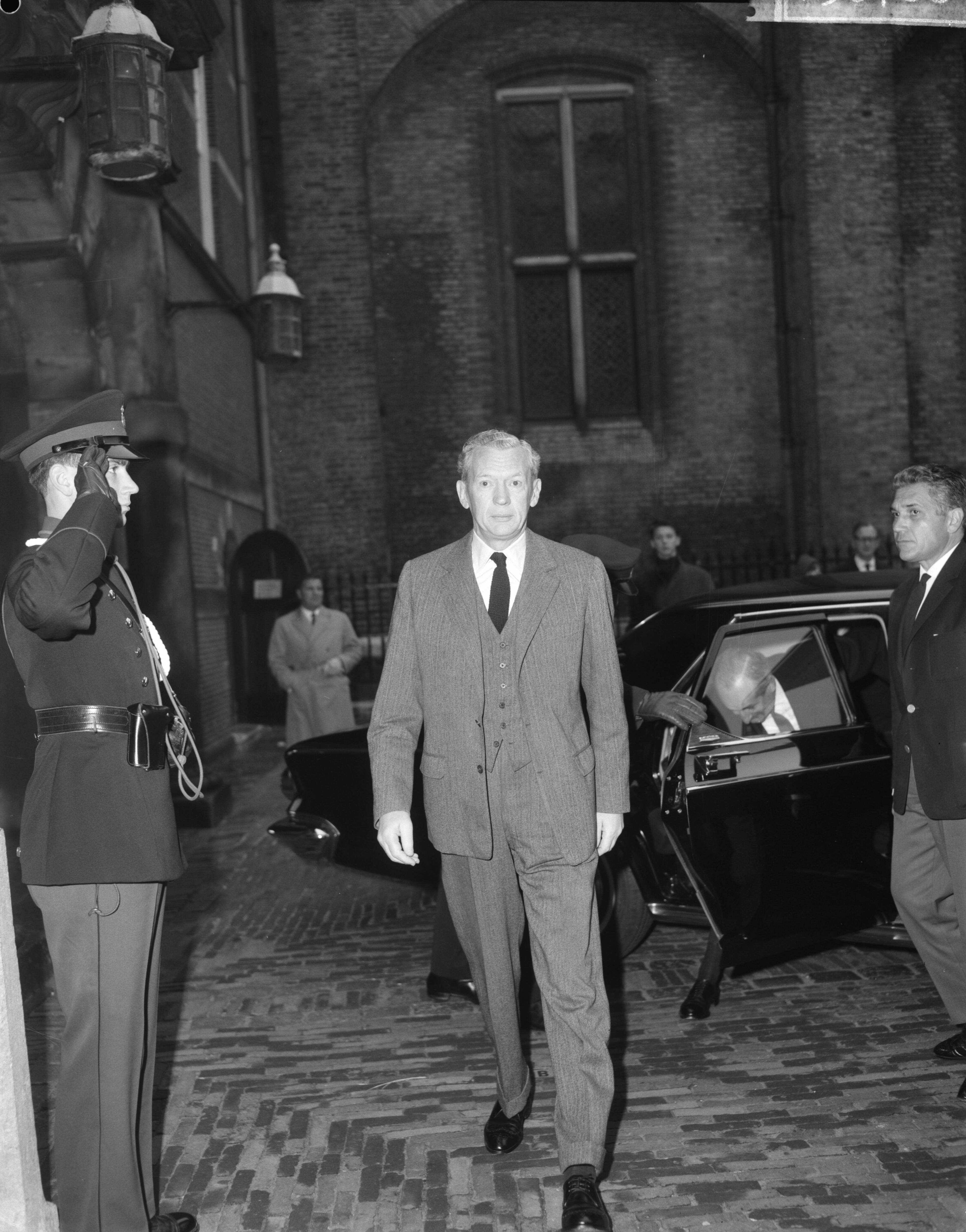 Fotocollectie Anefo — Ministersconferentie van de West Europese Unie in Den Haag. Aankomst ministers. Couve du Murville (Frankrijk) — Foto: Bilsen, Joop van / Anefo. Licentie: Set B: Rechtenvrij / Publiek Domein. Bron: Nationaal Archief. http://hdl.handle.net/10648/aa4b3284-d0b4-102d-bcf8-003048976d84